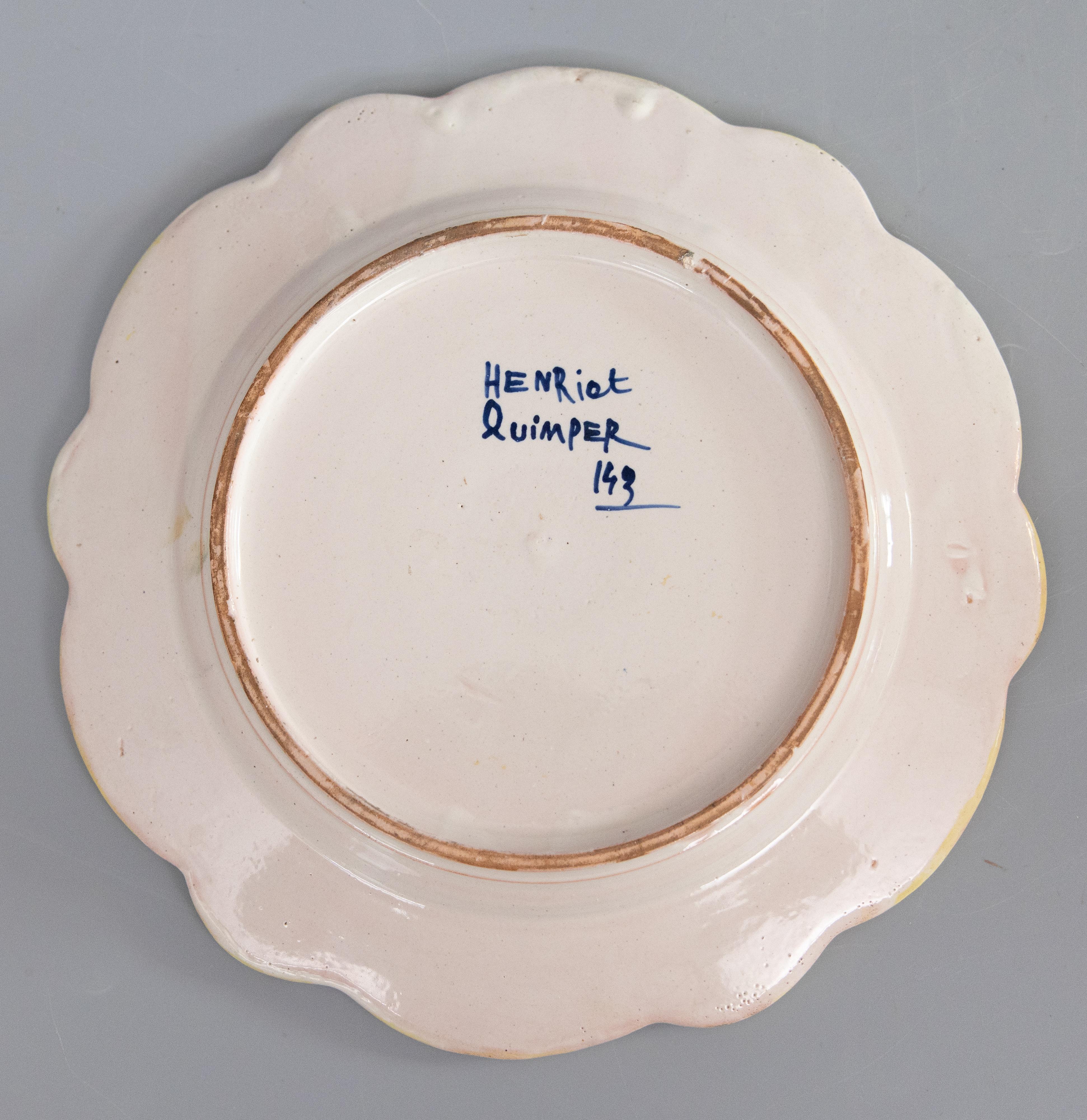 Antique French Faience Quimper Dancing Couple Scalloped Plate, circa 1920 In condizioni buone in vendita a Pearland, TX