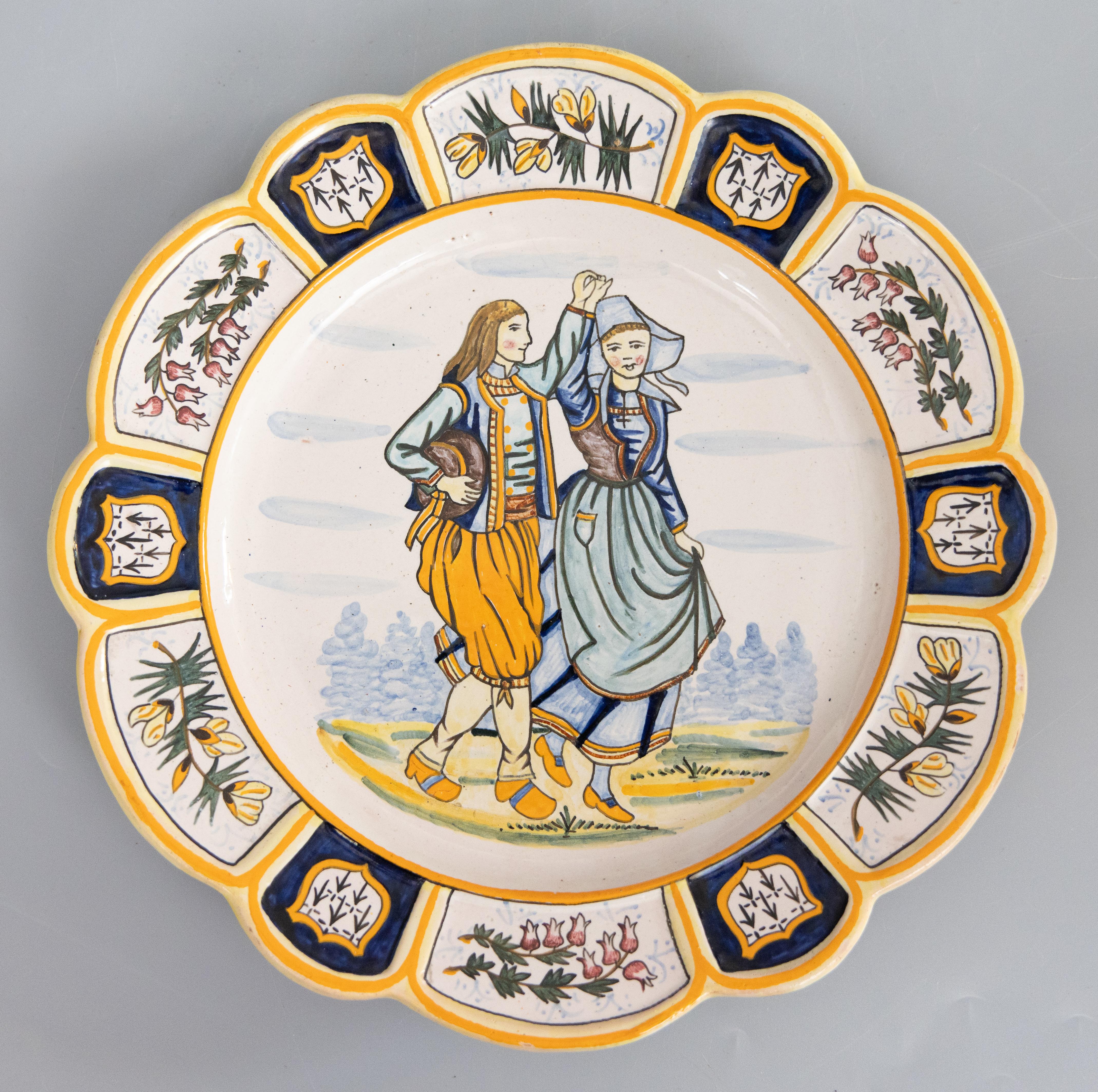 Inizio XX secolo Antique French Faience Quimper Dancing Couple Scalloped Plate, circa 1920 in vendita