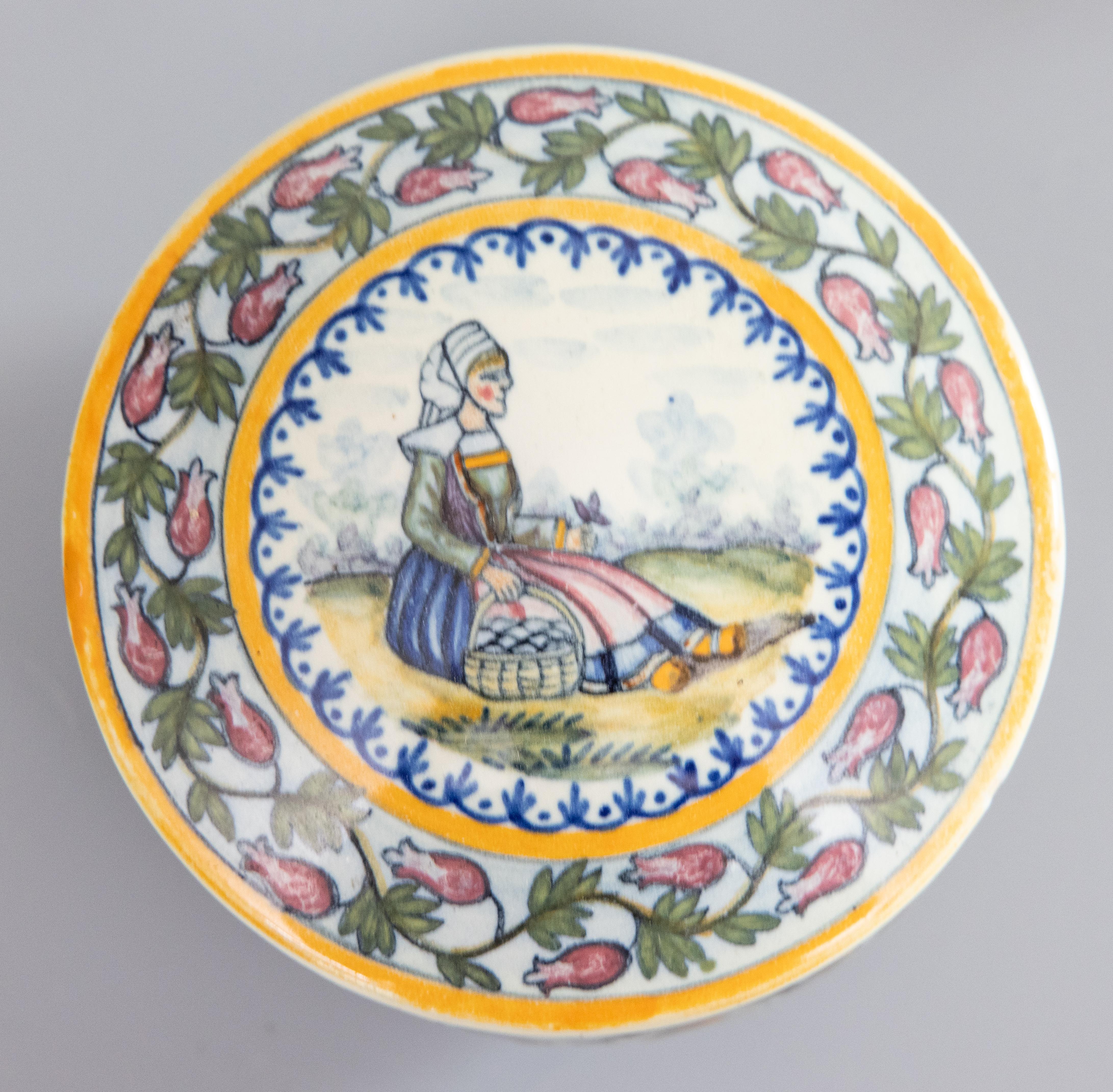 Antique French Fayence Quimper Lidded Trinket Box, um 1920 (Französisch) im Angebot