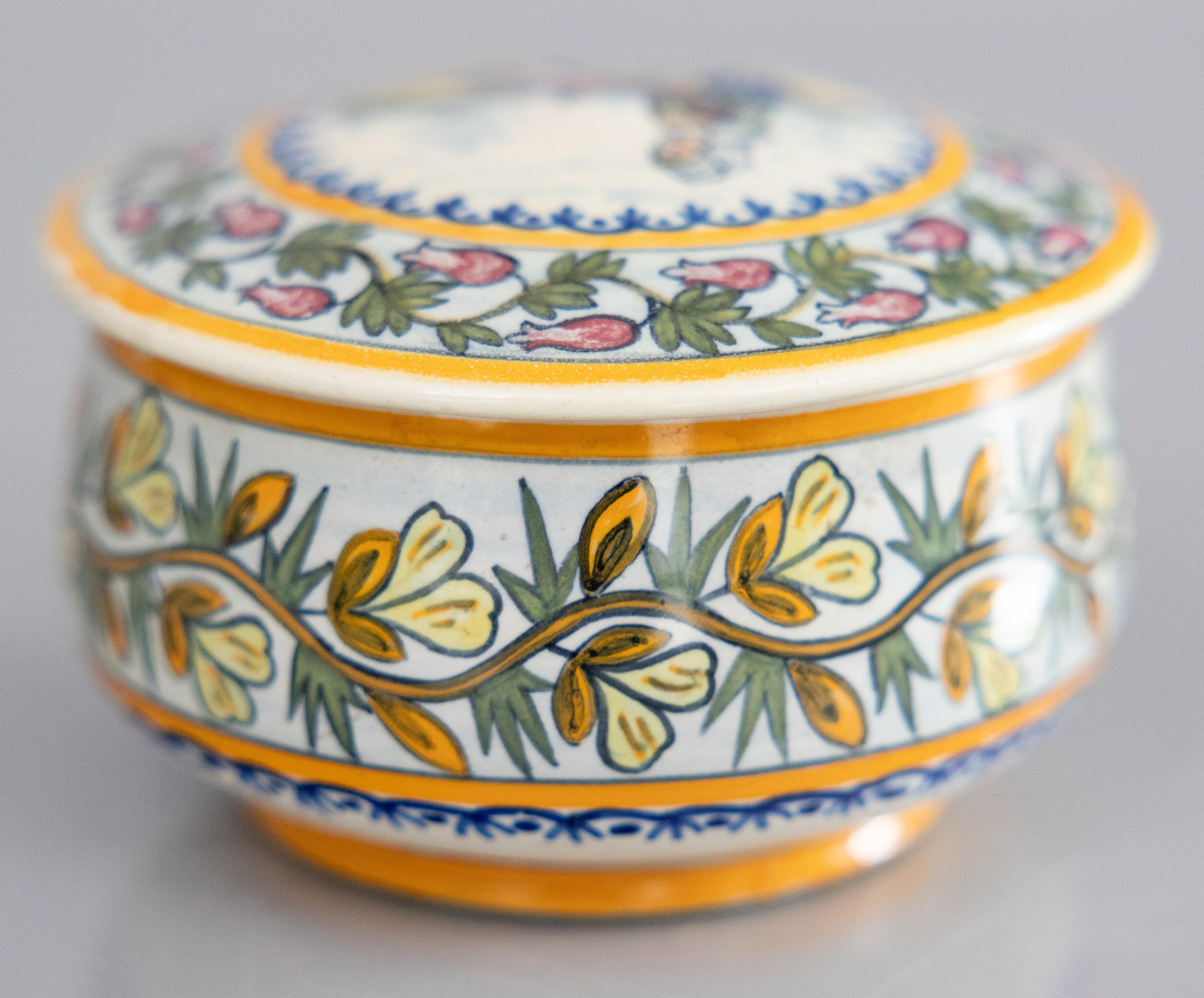 Antique French Fayence Quimper Lidded Trinket Box, um 1920 im Zustand „Gut“ im Angebot in Pearland, TX
