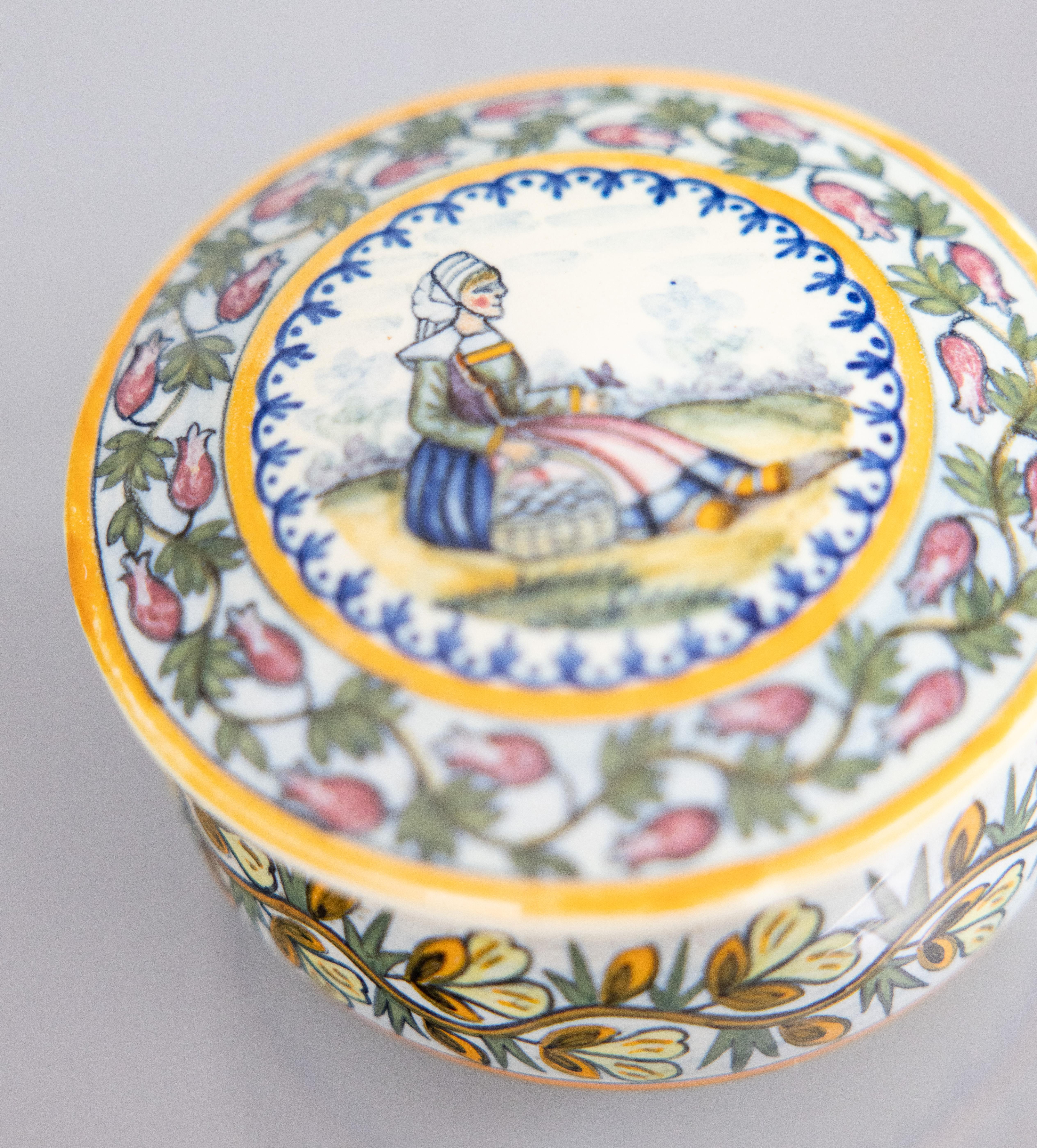 Antique French Fayence Quimper Lidded Trinket Box, um 1920 (20. Jahrhundert) im Angebot