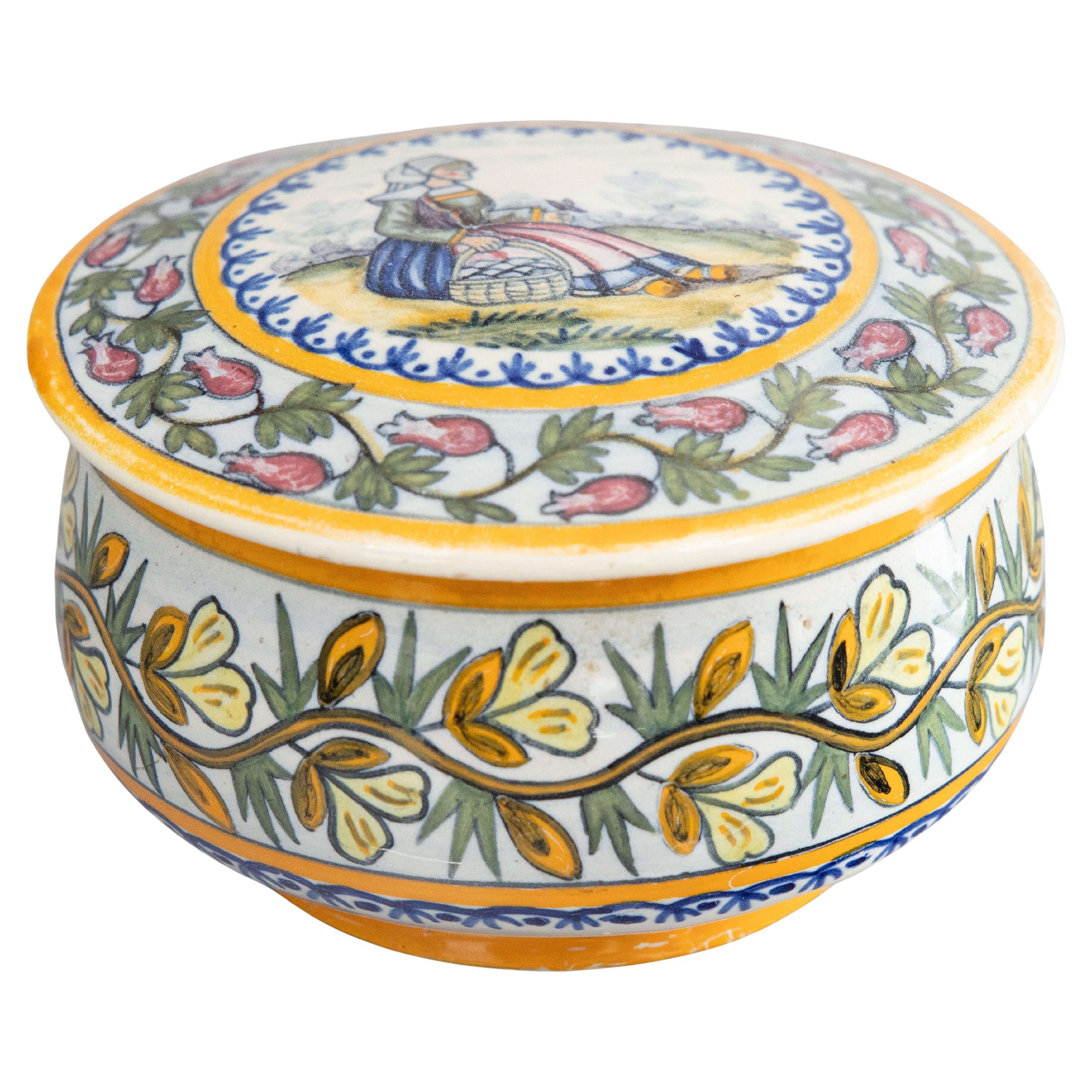 Antigua caja de baratijas con tapa de loza francesa Quimper, hacia 1920