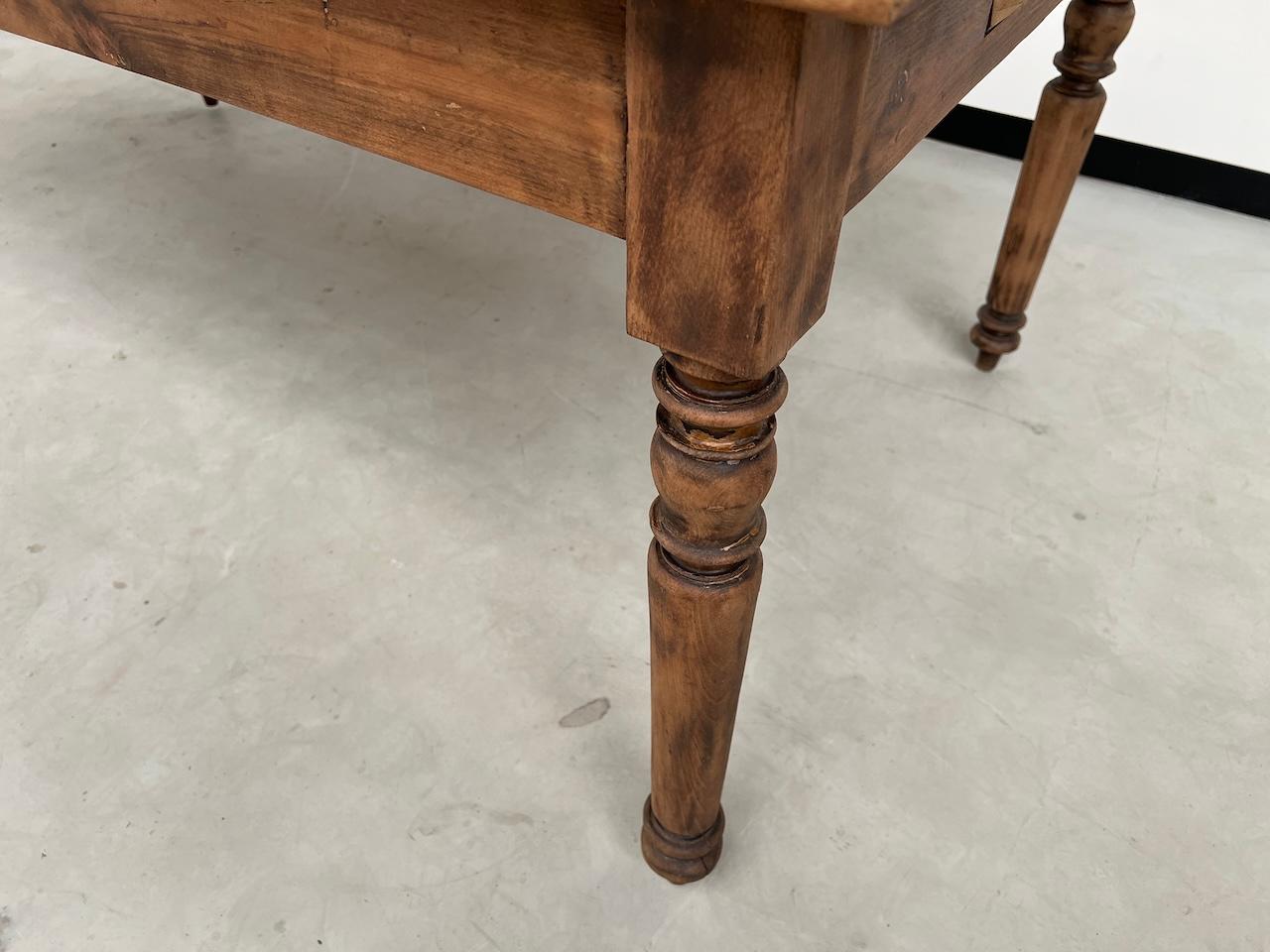 Table de ferme française ancienne des années 50, avec 3 tiroirs en vente 4