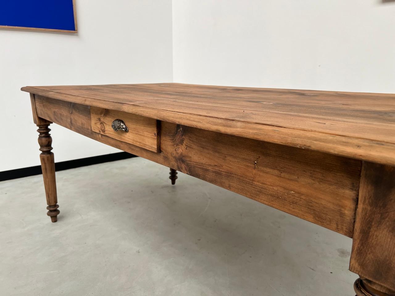 Table de ferme française ancienne des années 50, avec 3 tiroirs en vente 5