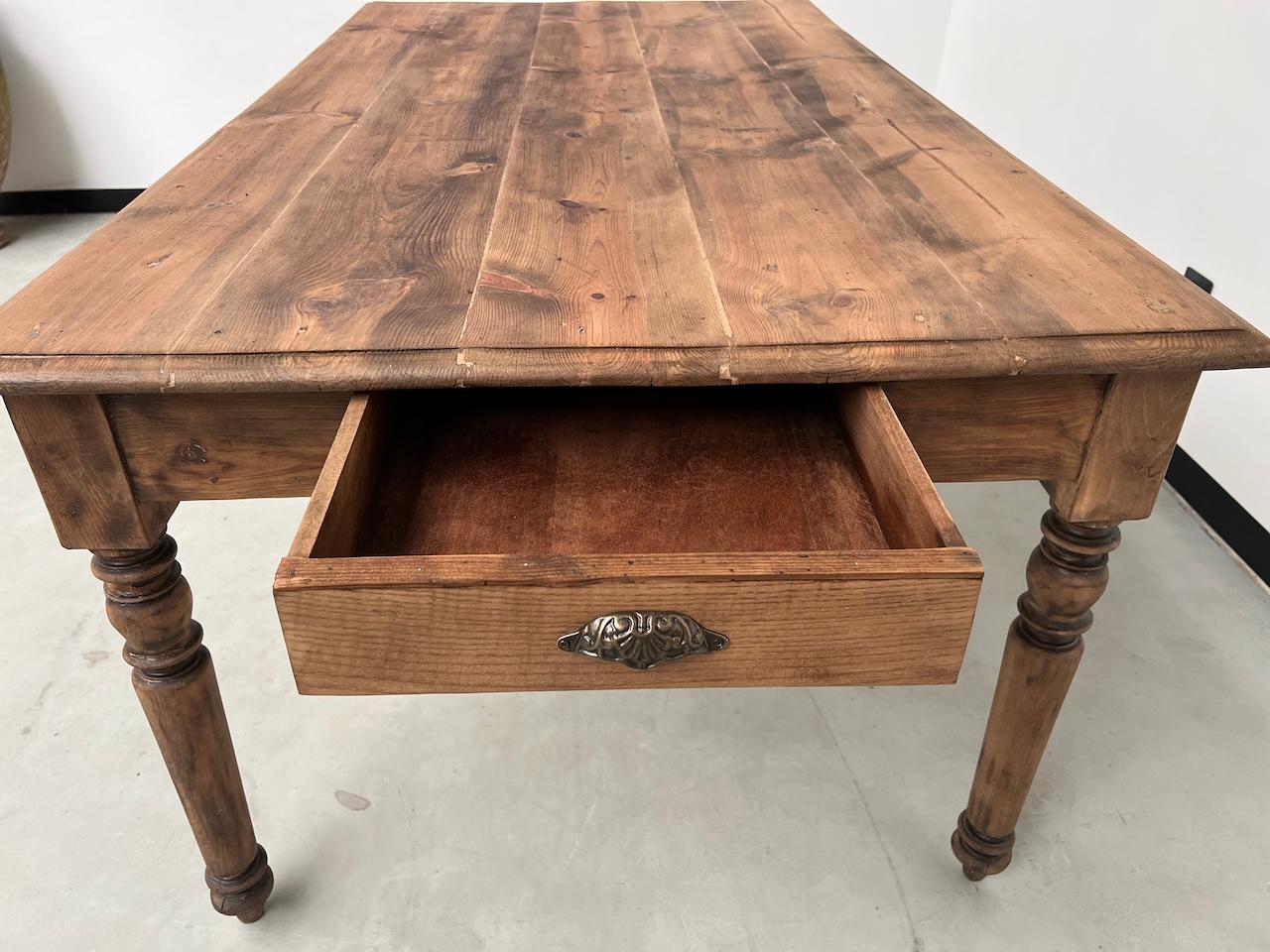 Table de ferme française ancienne des années 50, avec 3 tiroirs en vente 6
