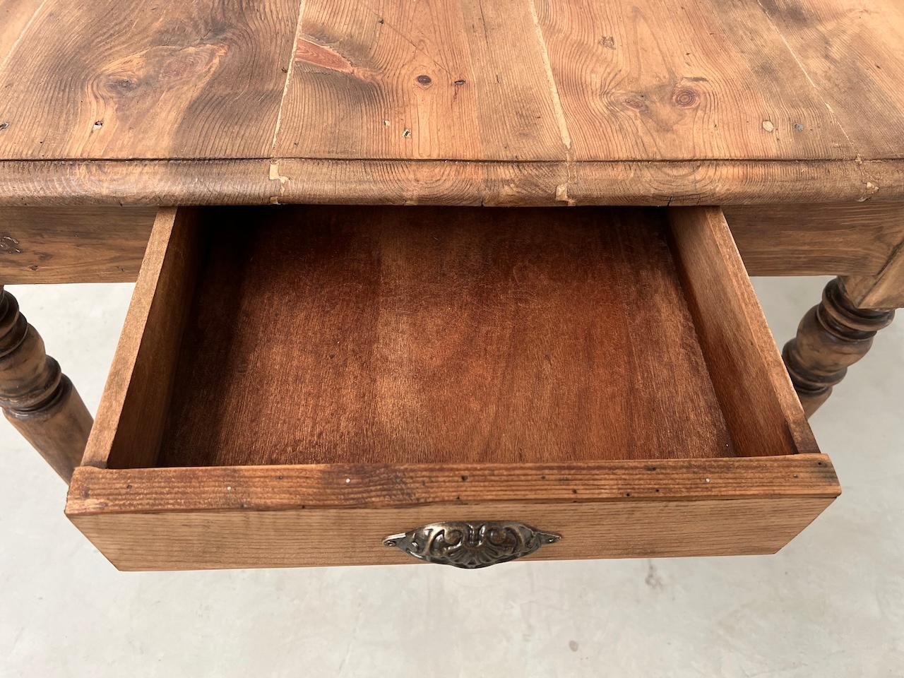 Table de ferme française ancienne des années 50, avec 3 tiroirs en vente 7