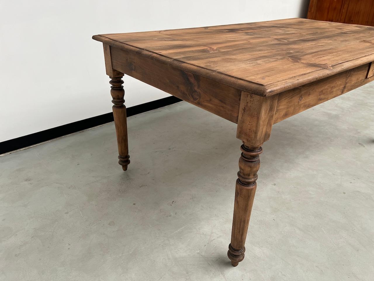 Table de ferme française ancienne des années 50, avec 3 tiroirs en vente 8