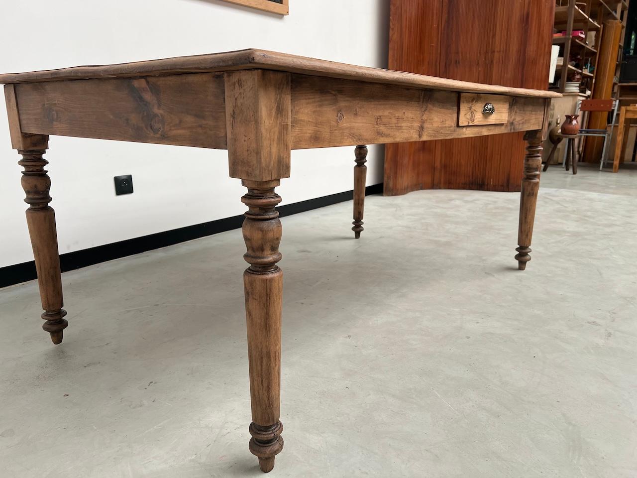 Table de ferme française ancienne des années 50, avec 3 tiroirs en vente 9