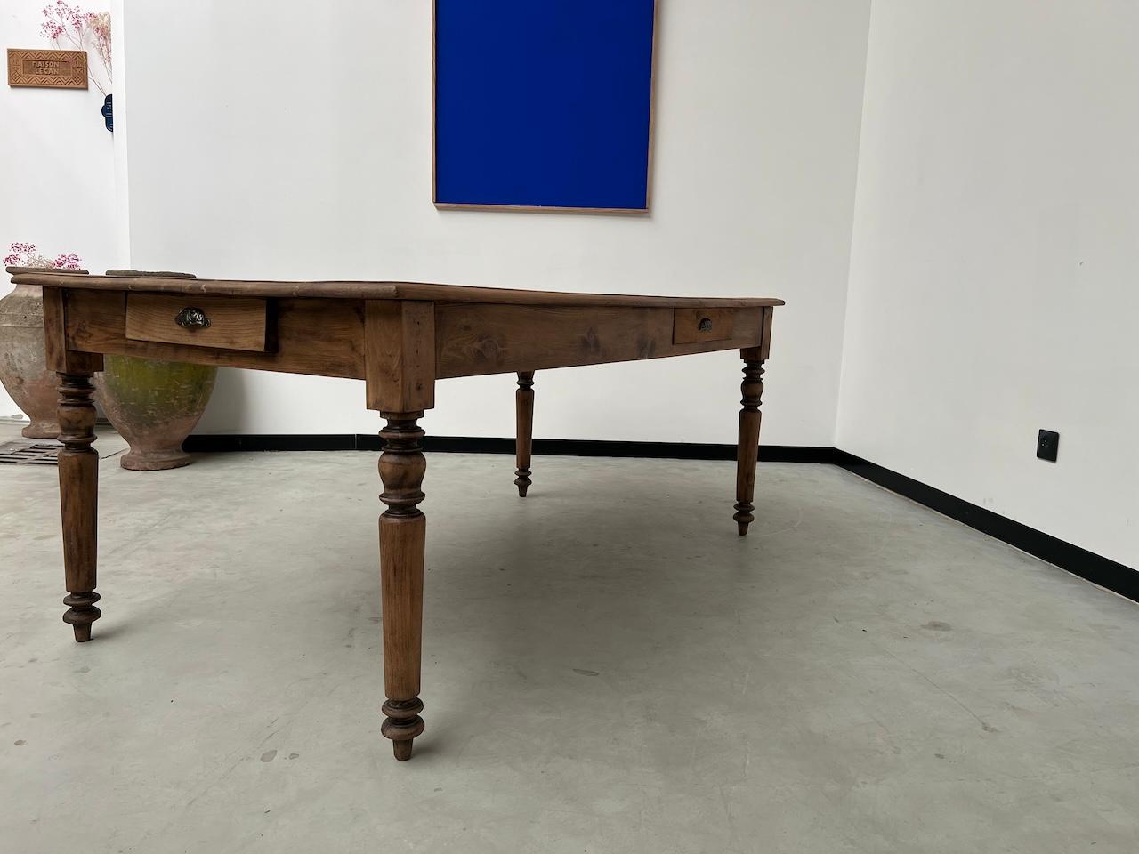 Table de ferme française ancienne des années 50, avec 3 tiroirs en vente 12