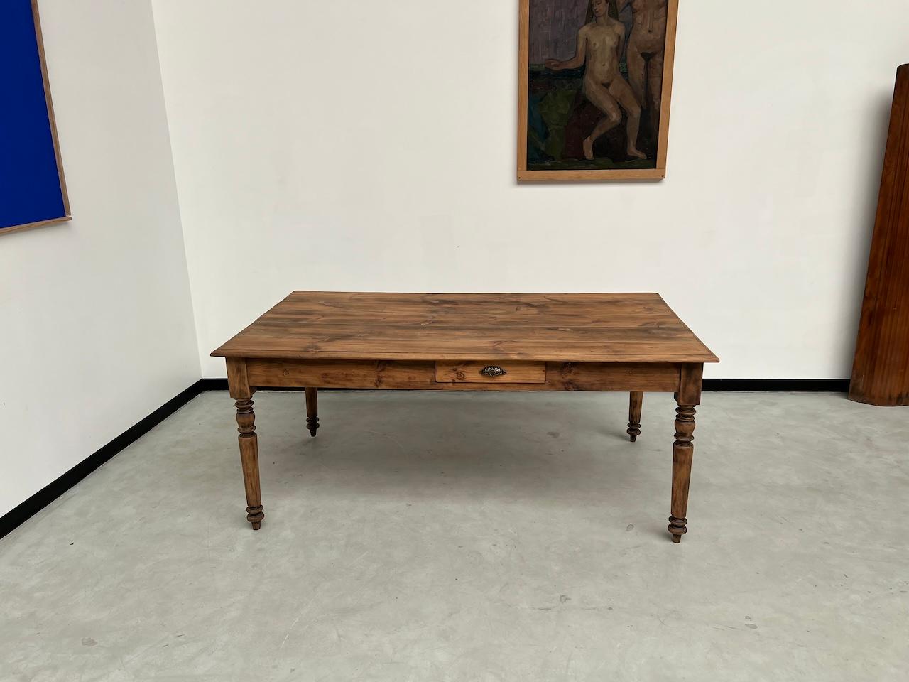Européen Table de ferme française ancienne des années 50, avec 3 tiroirs en vente