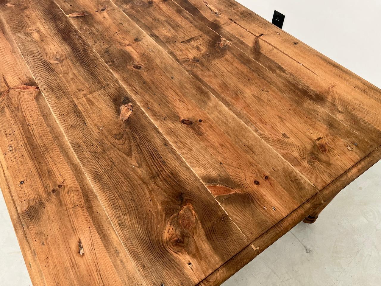 Pin Table de ferme française ancienne des années 50, avec 3 tiroirs en vente