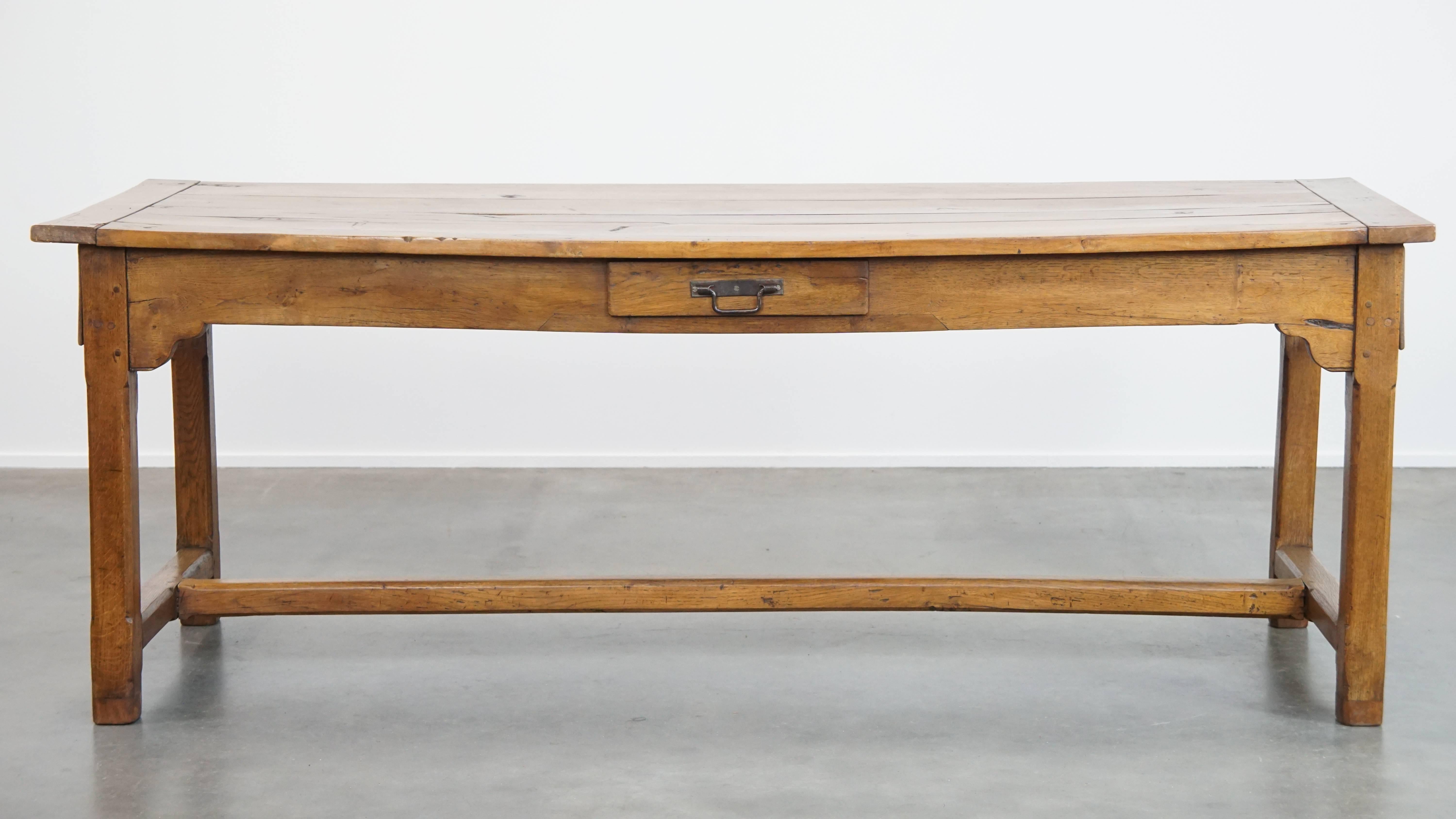 Nous vous proposons cette belle et robuste table de ferme française de la fin du XVIIIe siècle, pouvant accueillir 6 personnes. 

Nous considérons cette superbe table française ancienne comme un complément intemporel à tout intérieur. Grâce à sa