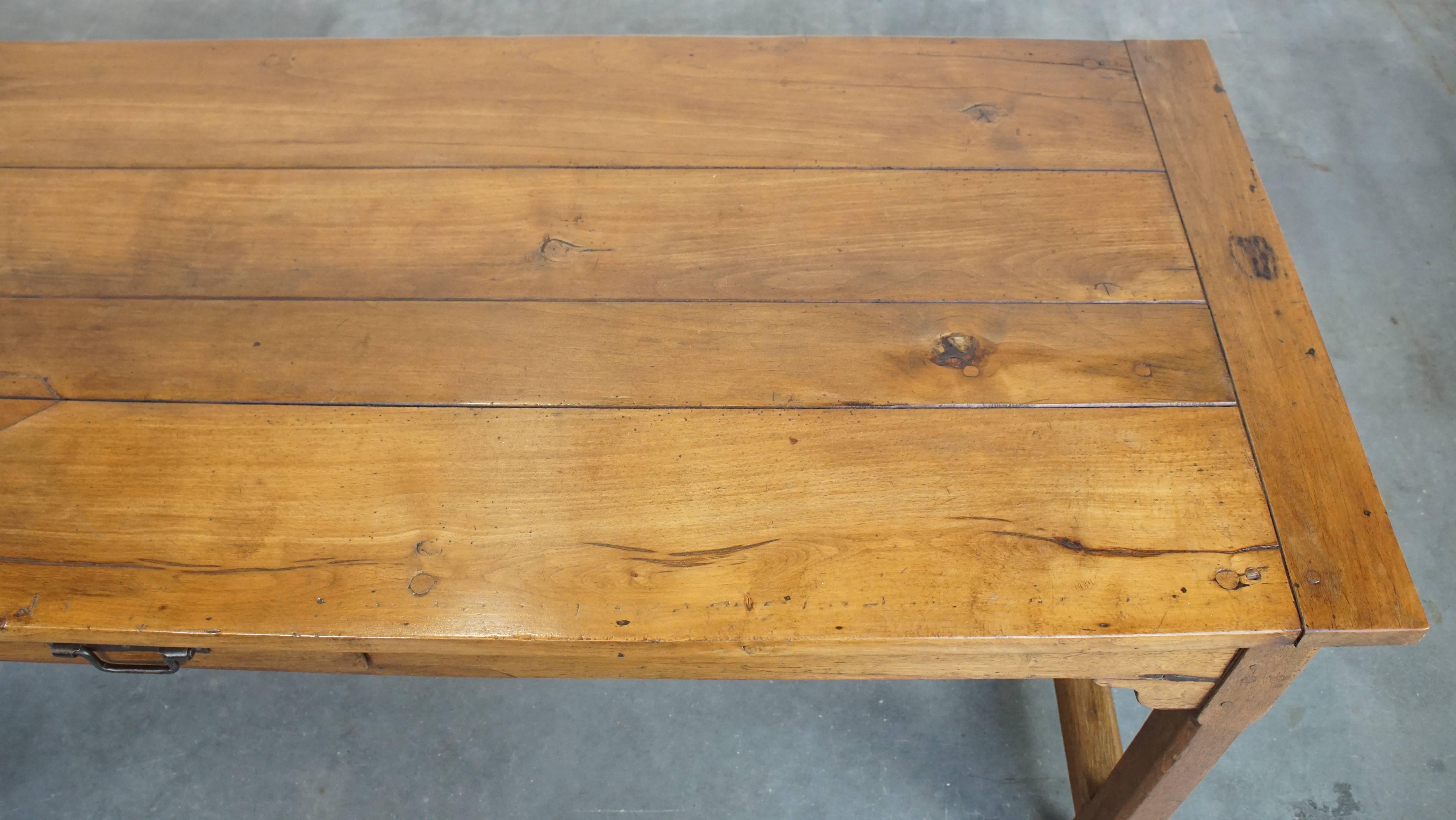 Ancienne table de salle à manger de ferme française de la fin du 18e siècle en vente 1