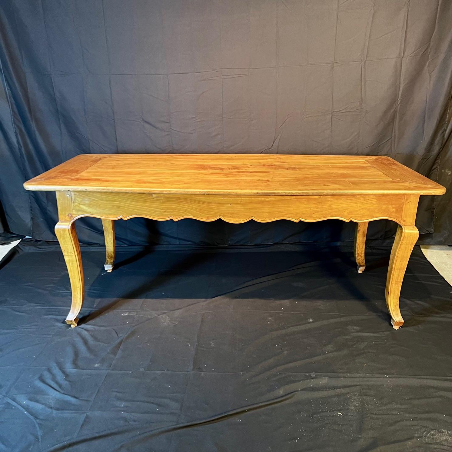 Antique French Farmhouse Dining Table with Scalloped Apron and Two Drawers For Sale 7