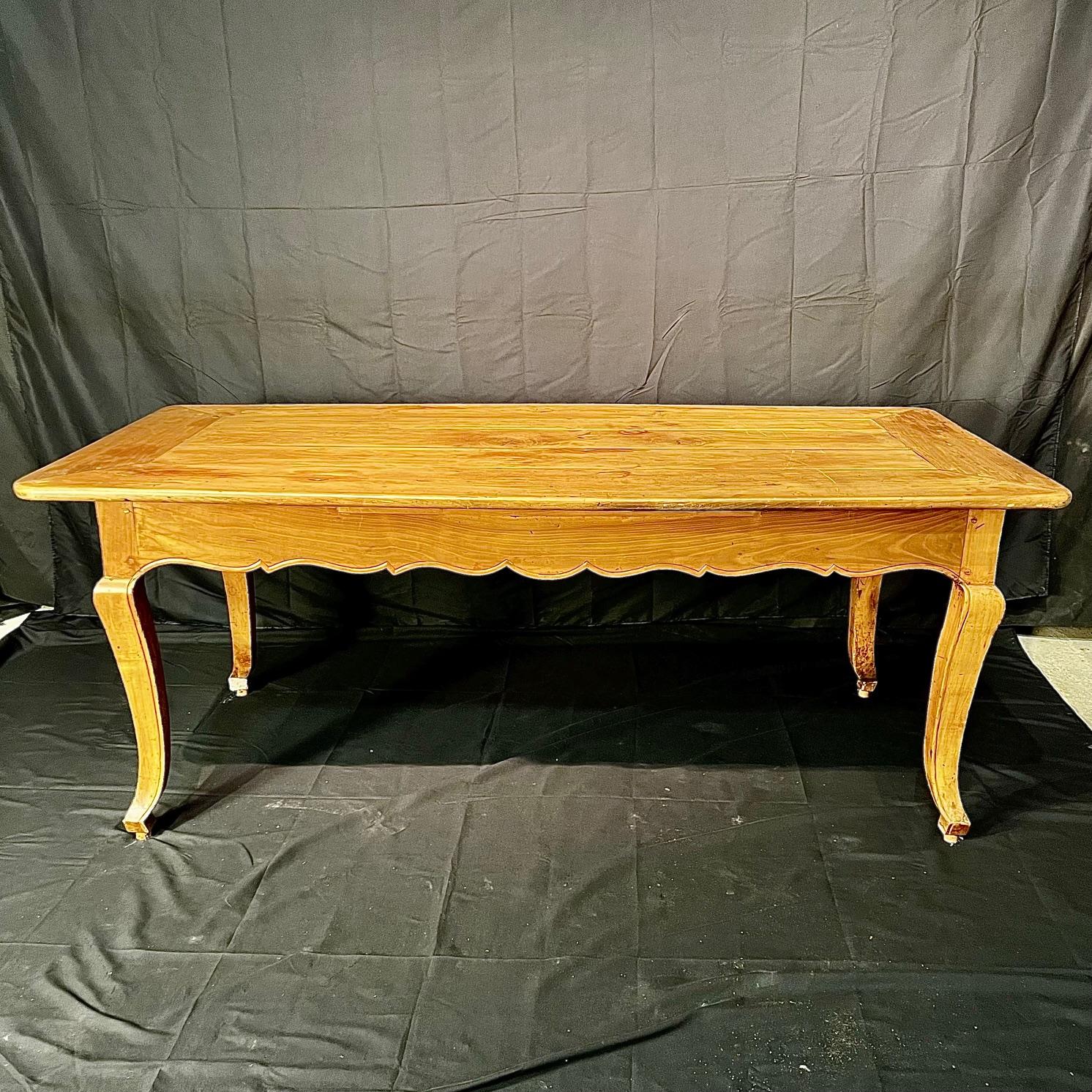 Antique French Farmhouse Dining Table with Scalloped Apron and Two Drawers For Sale 8