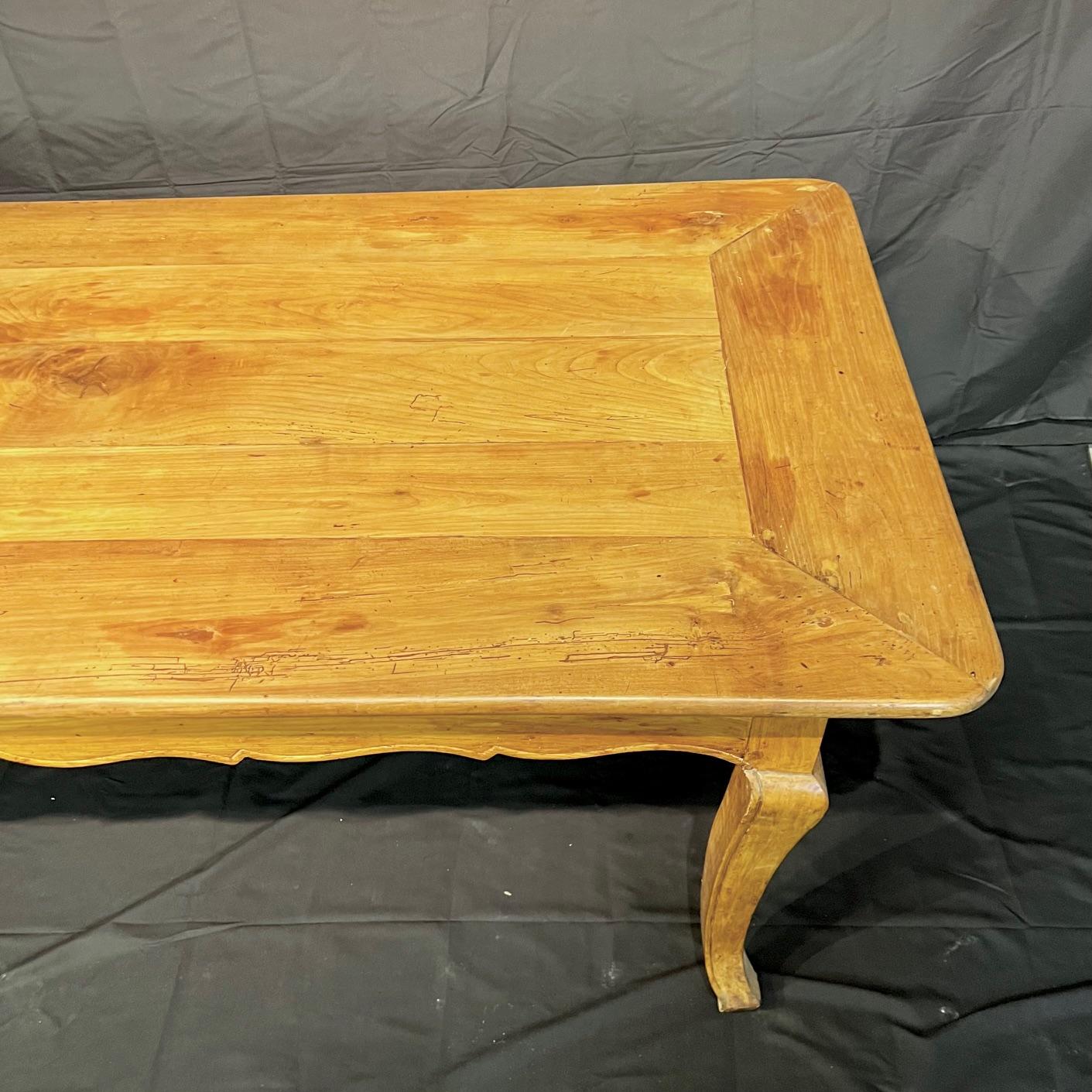 Antique French Farmhouse Dining Table with Scalloped Apron and Two Drawers In Good Condition For Sale In Hopewell, NJ