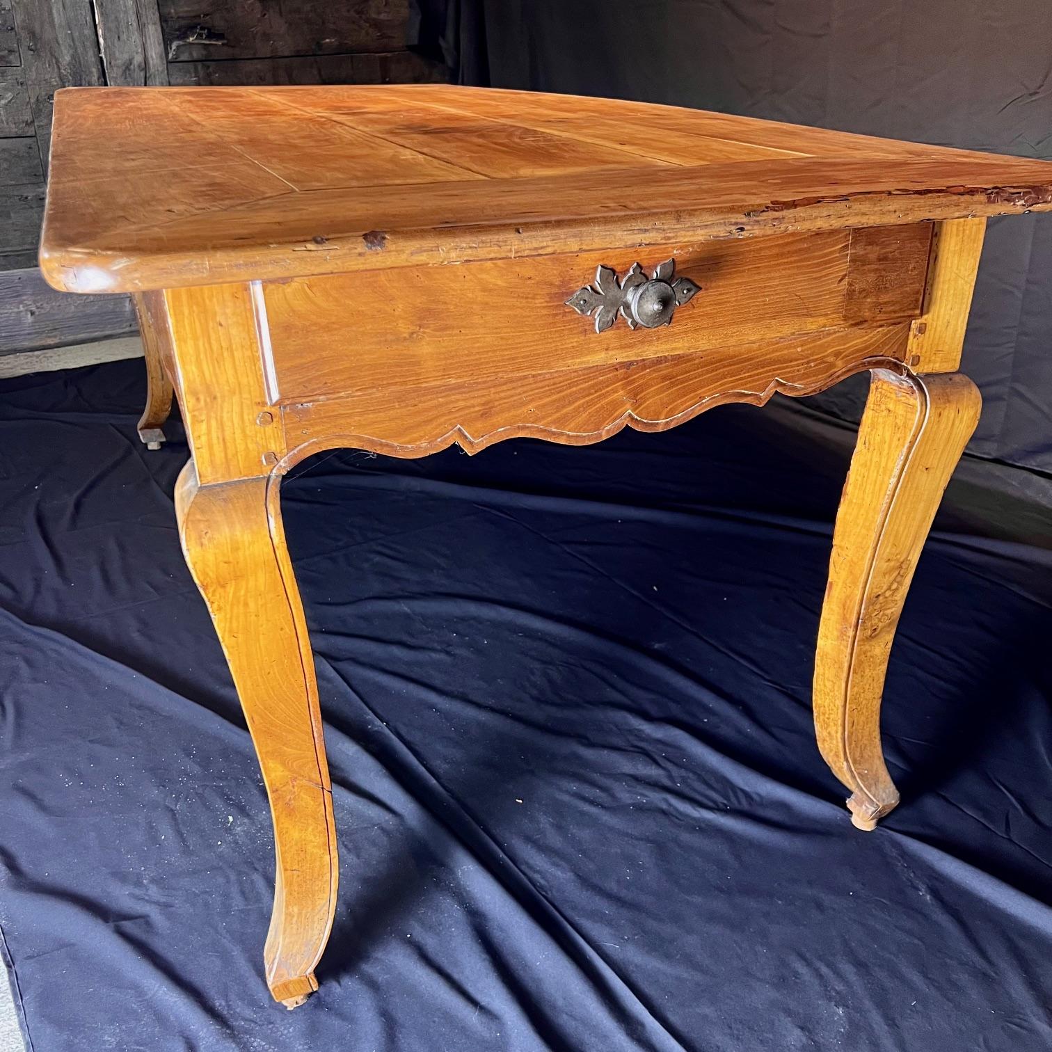 Antique French Farmhouse Dining Table with Scalloped Apron and Two Drawers For Sale 1