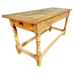 Ancienne table à manger étroite en pin de ferme française avec tiroir