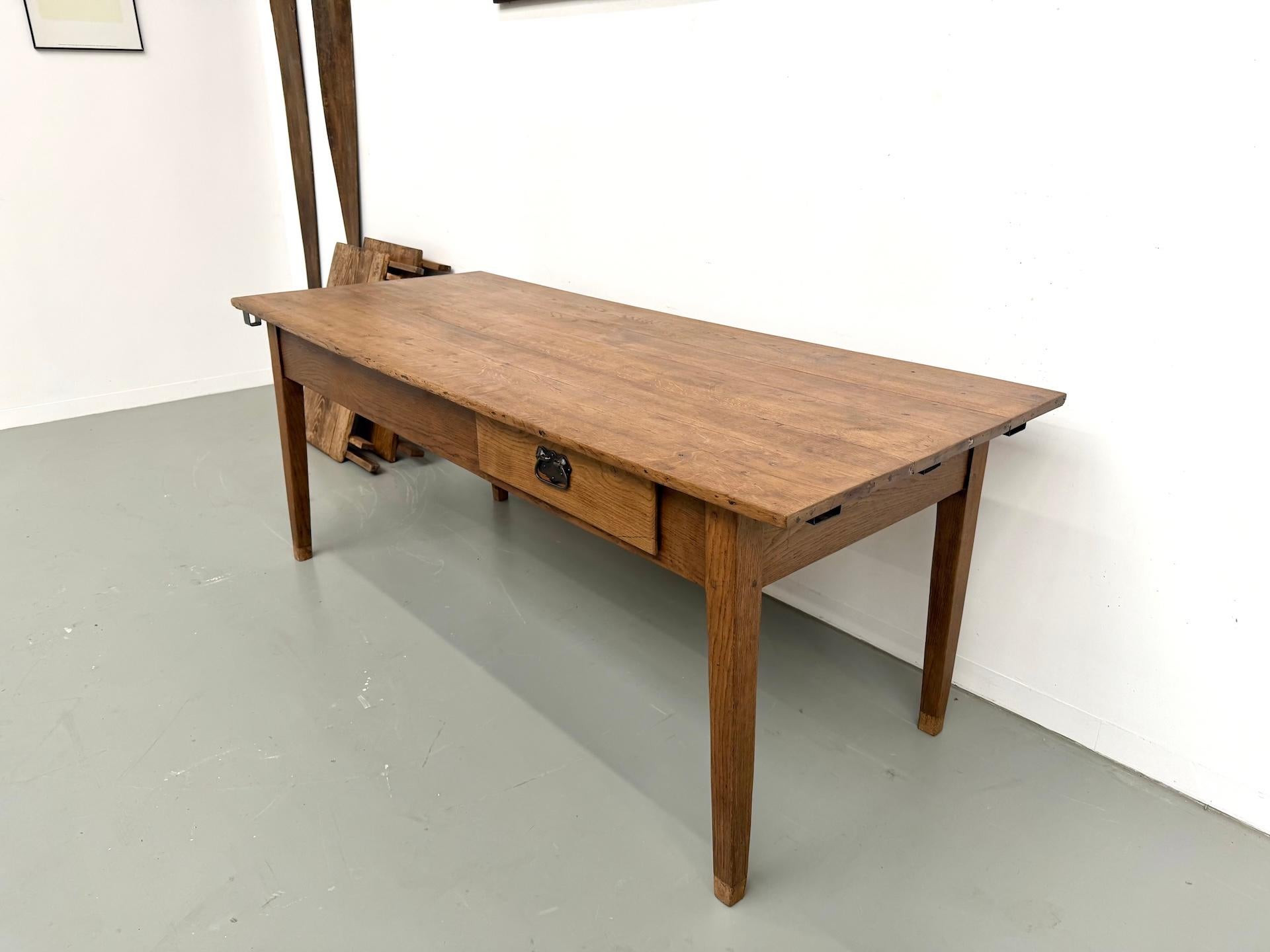 Antique french farmhouse table in solid oak In Good Condition For Sale In LYON, FR