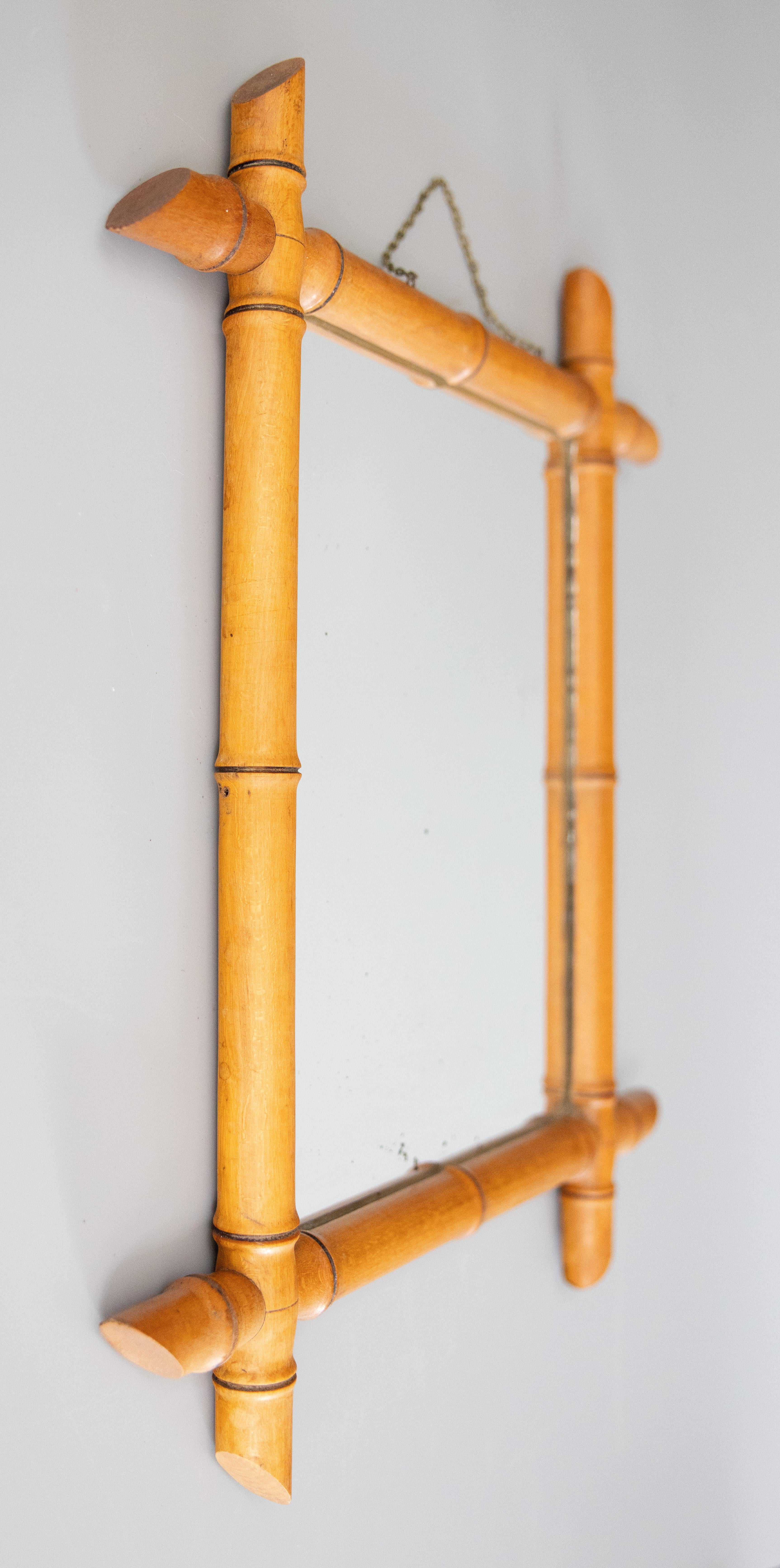 Superbe miroir français ancien sculpté à la main pour ressembler à un bambou, vers 1900. Il conserve le verre et la chaîne de suspension d'origine, et le bois a une belle surface et patine d'origine. Ajoutez un style français à n'importe quelle