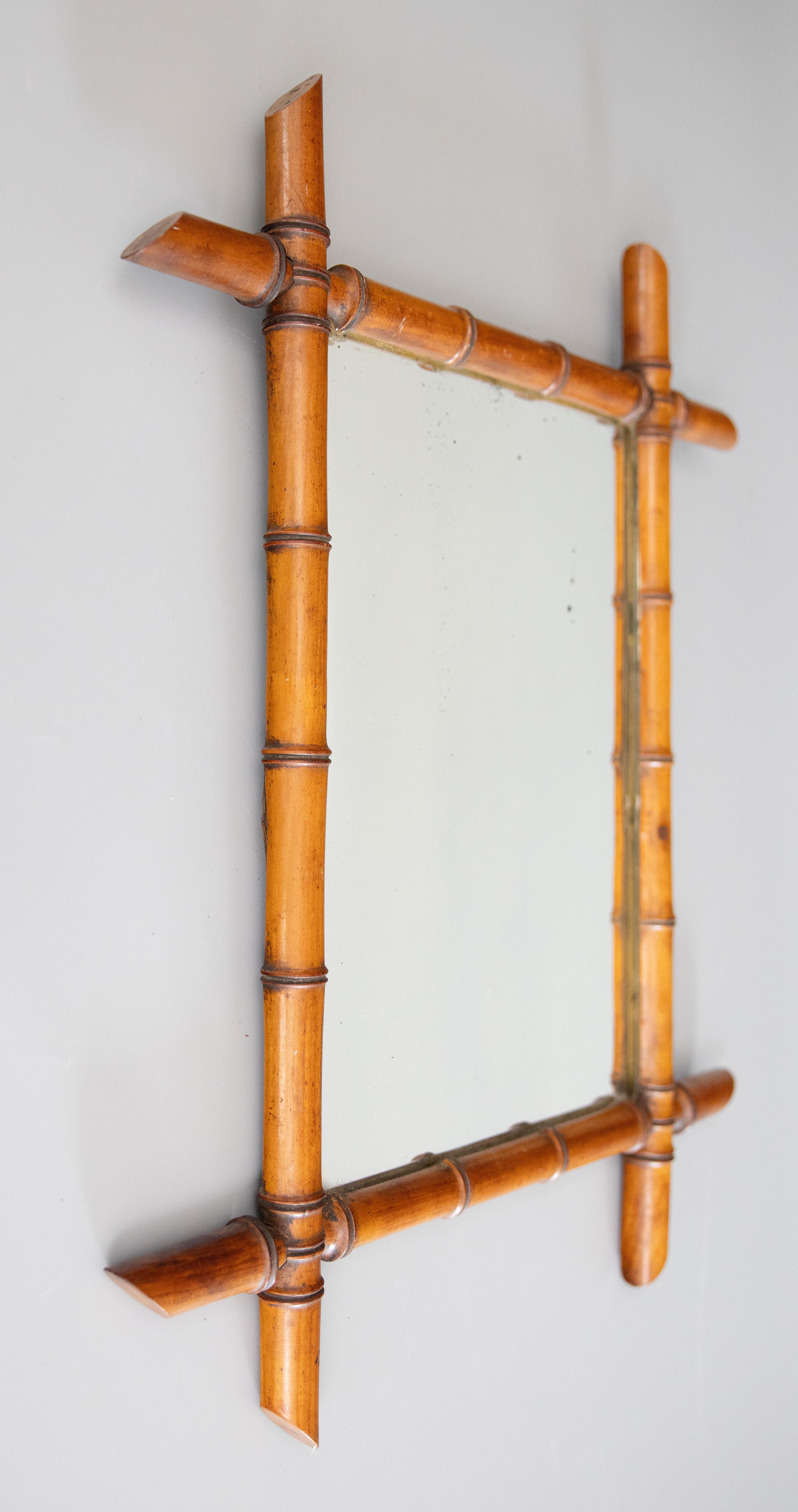 Ein hervorragender antiker französischer Spiegel, handgeschnitzt in Form von Bambus, um 1900. Das ursprüngliche Spiegelglas ist noch vorhanden, und das Holz hat die schöne ursprüngliche Oberfläche und Patina. Verleihen Sie jedem Raum mit diesem