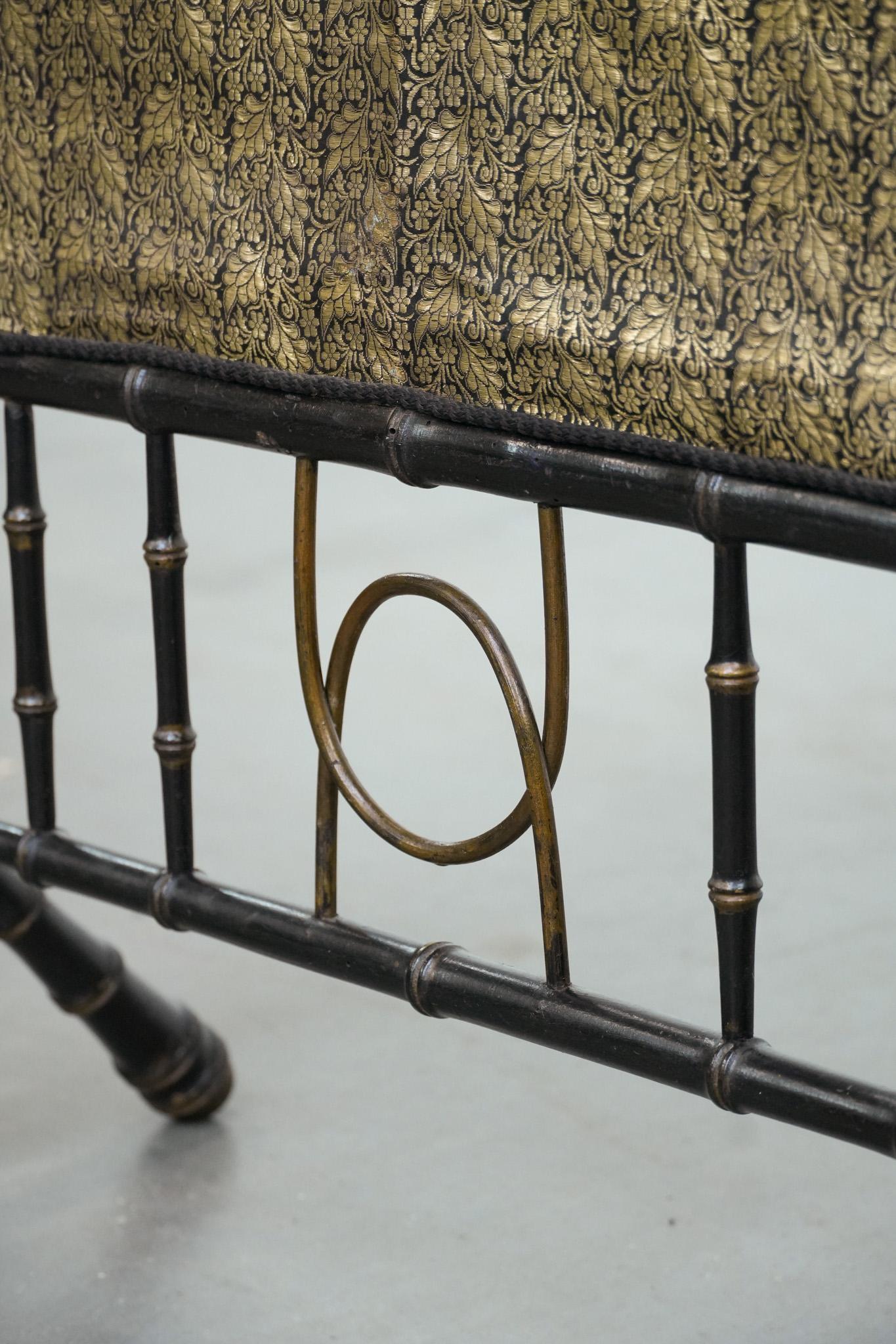 Parafuoco francese antico in finto bambù con tessuto di lusso in vendita 2