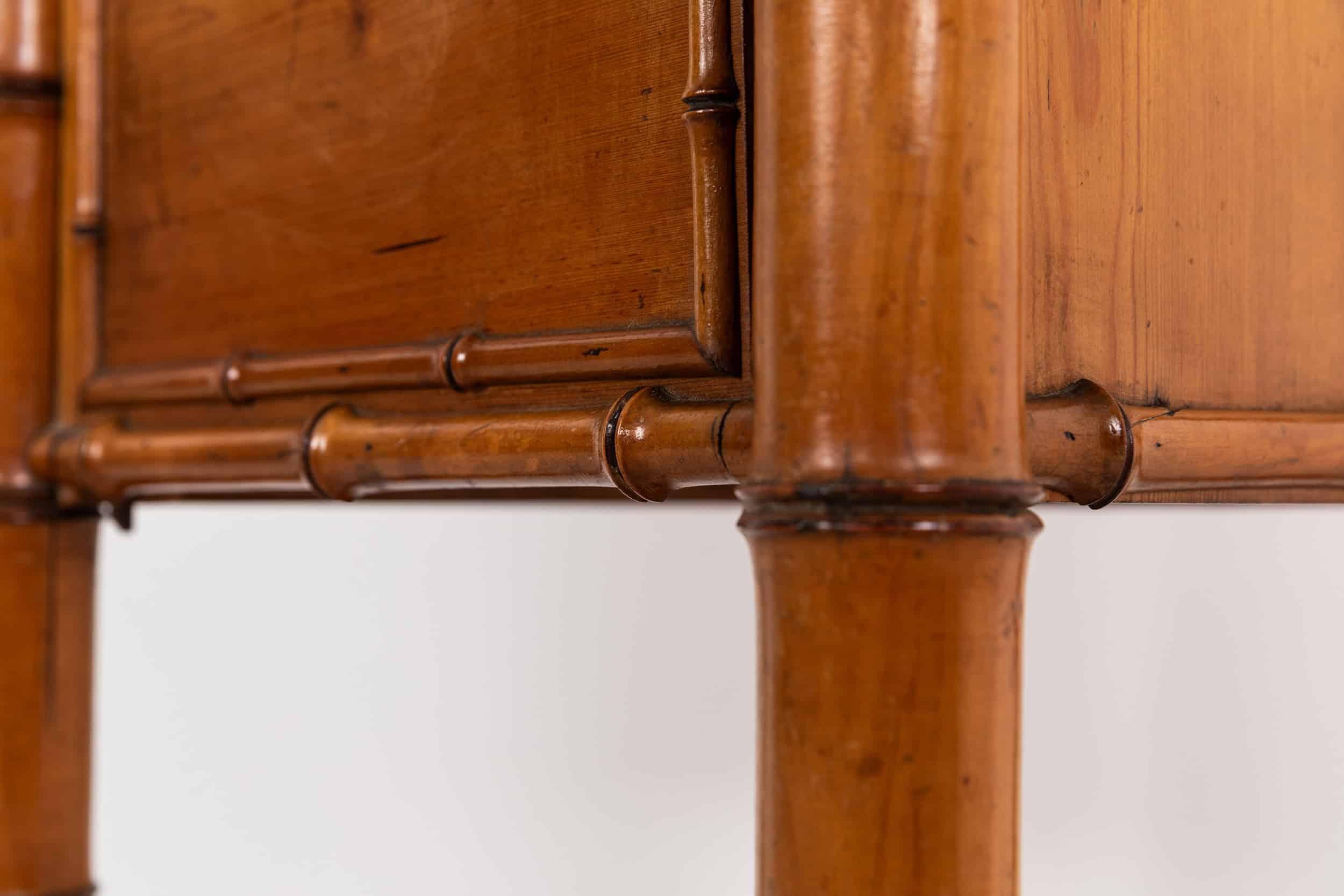 Tavolino decorativo in finto bambù, Francia, 1920 ca.

Realizzato secondo gli standard più elevati, in pino di pino per imitare il bambù. Il piano è in marmo bianco con un ripiano in marmo all'interno dell'armadio inferiore e un piccolo cassetto a
