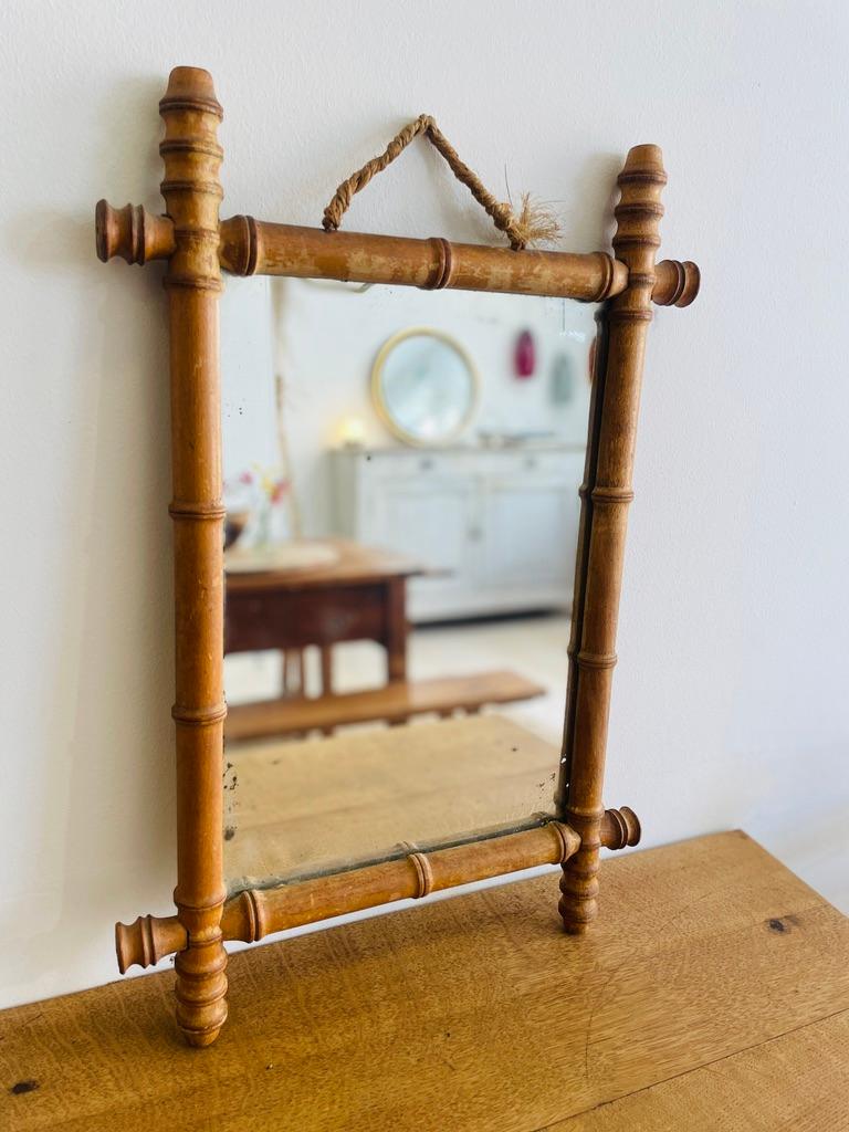 delizioso specchio francese in legno proveniente da un bistrot del sud della Francia. Viene fornito con la corda originale per appenderlo alla parete. 