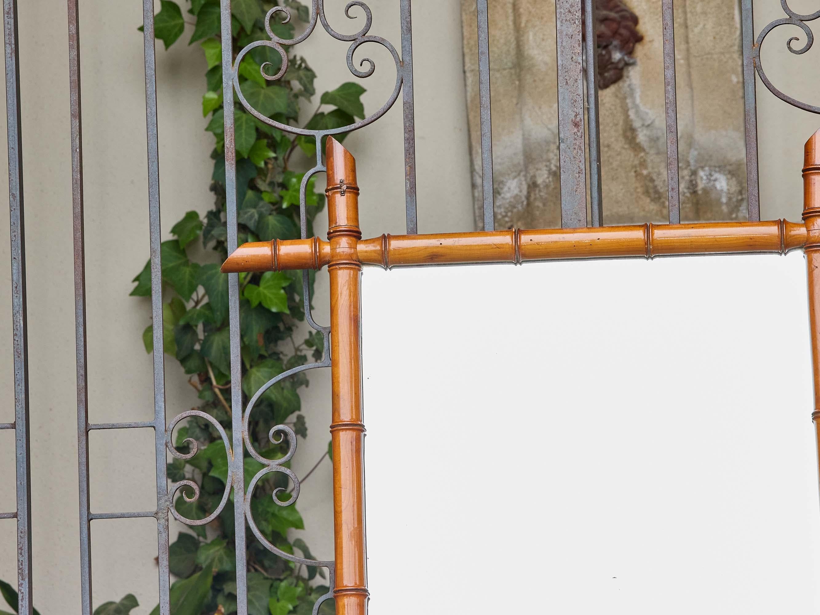 Antique French Faux Bamboo Mirror mit geschnitzten Details, um 1900 (Rustikal) im Angebot