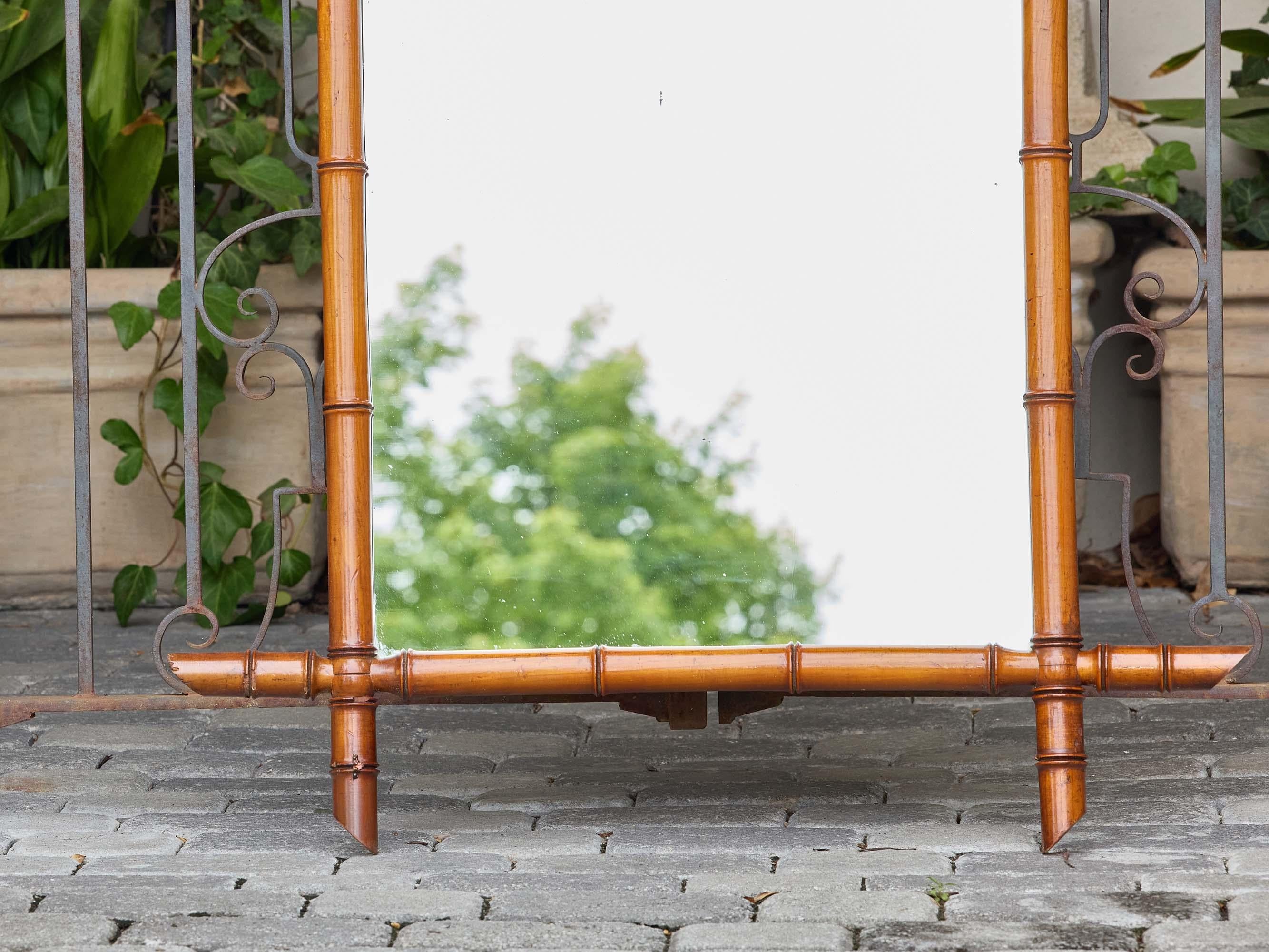 Antique French Faux Bamboo Mirror mit geschnitzten Details, um 1900 (Französisch) im Angebot