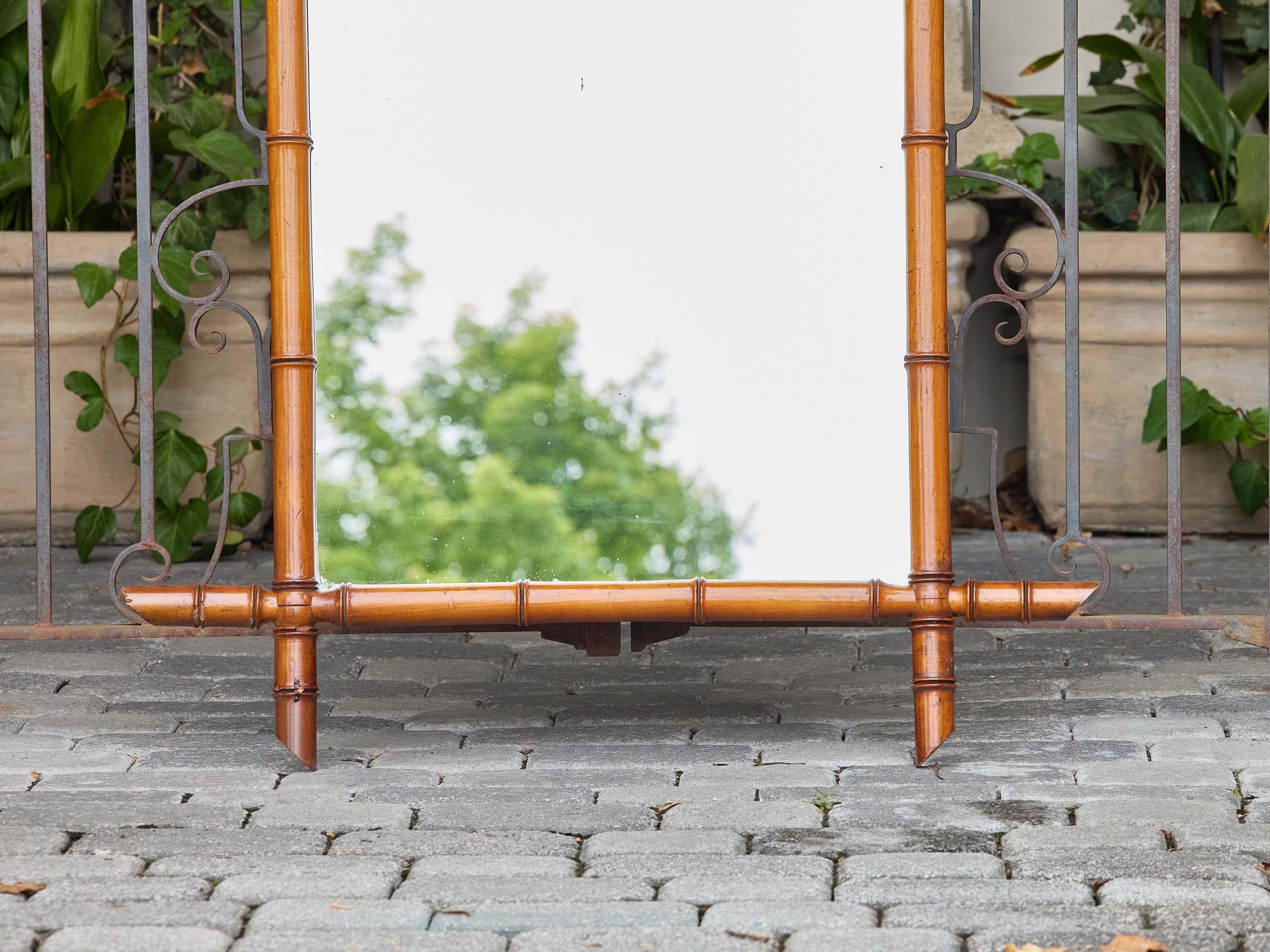 Antique French Faux Bamboo Mirror mit geschnitzten Details, um 1900 im Zustand „Gut“ im Angebot in Atlanta, GA