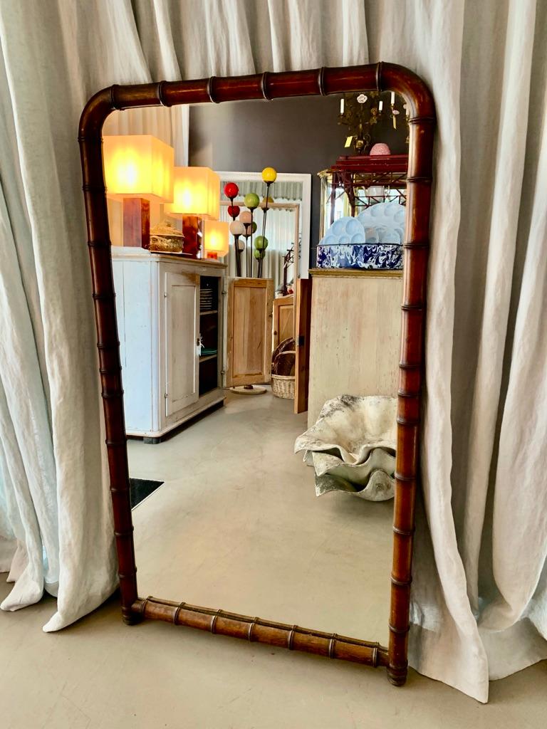 Merveilleux grand miroir ancien français avec un beau cadre en bois massif, moulé pour ressembler à du bambou - 