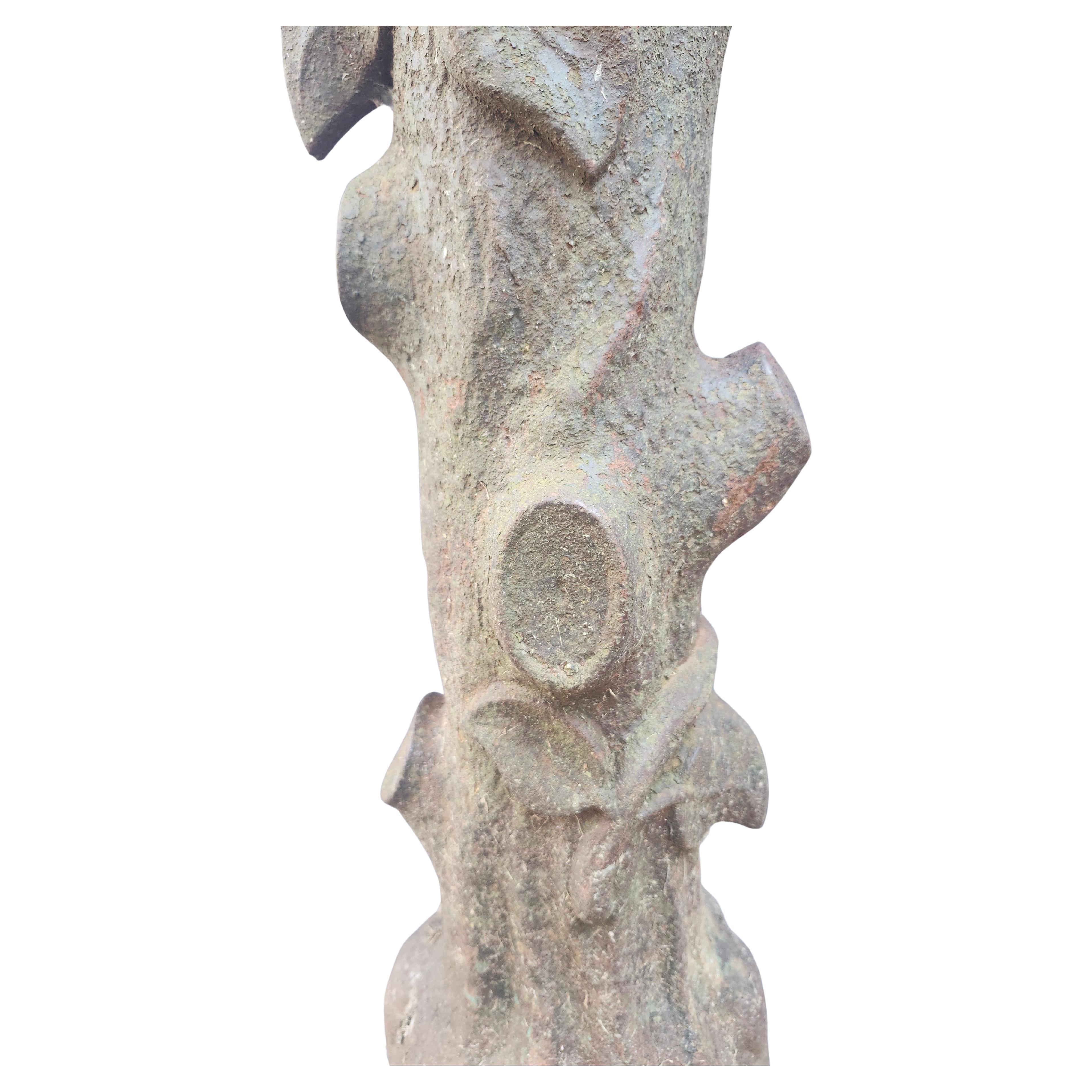 Spectaculaire poteau d'attelage en fonte dans le fabuleux style faux bois. Le dessus du boulet de canon est d'origine et n'a subi aucun dommage ou réparation. Rare sur le marché et prêt à être installé. Il sera sans aucun doute le point de mire de