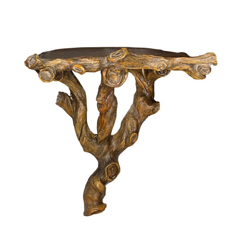 Eleva il tuo spazio con questa splendida mensola da parete in faux bois francese antico, una magistrale rappresentazione della tecnica del trompe-l'œil che imita la bellezza organica del legno vero. Realizzato in calcestruzzo o gesso fuso a mano,