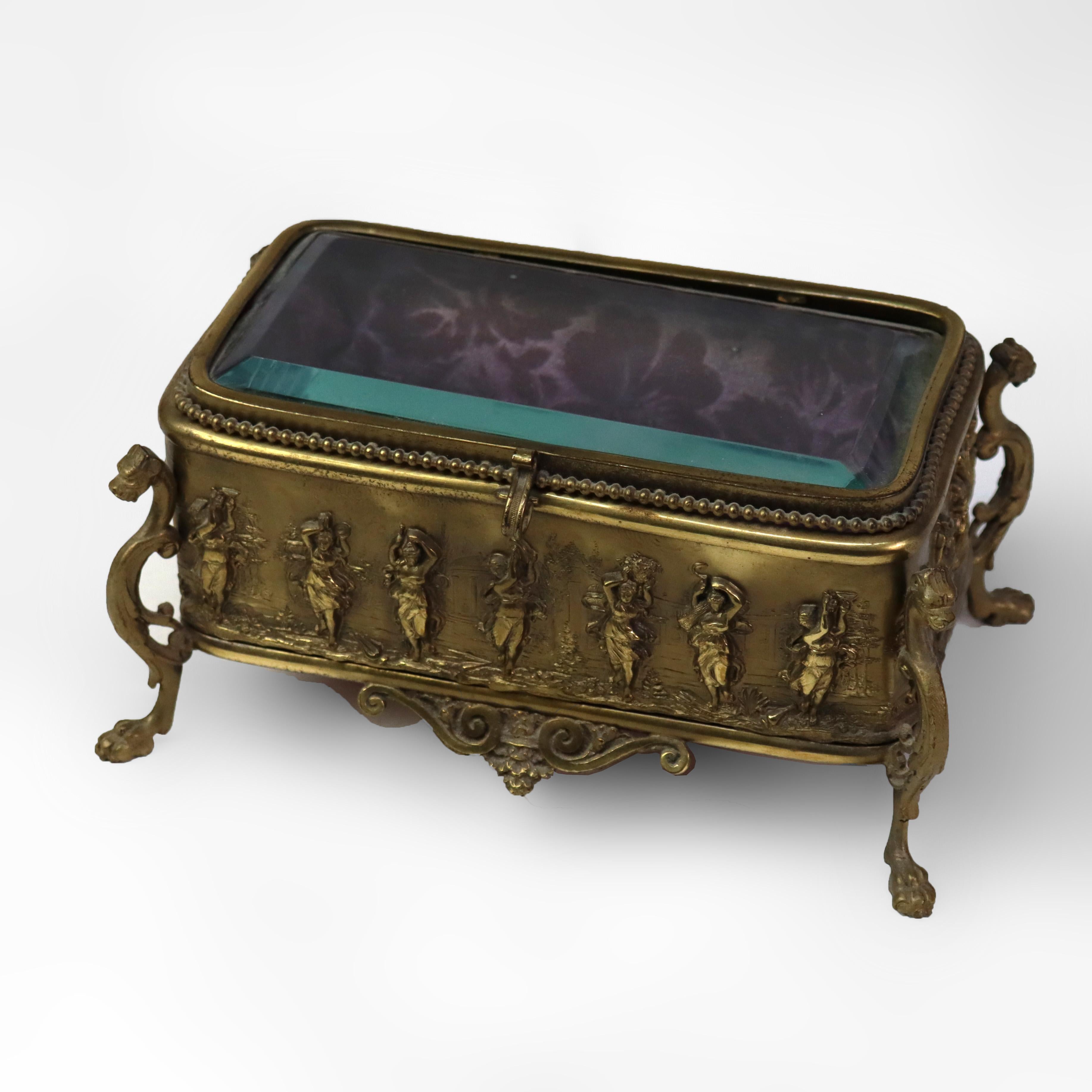 Antiguo joyero figurado francés de metal dorado y cristal con forro de terciopelo sin firmar C1920.   
4
