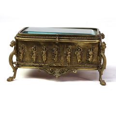 Antiguo joyero figurado francés de metal dorado y cristal forrado de terciopelo c1920