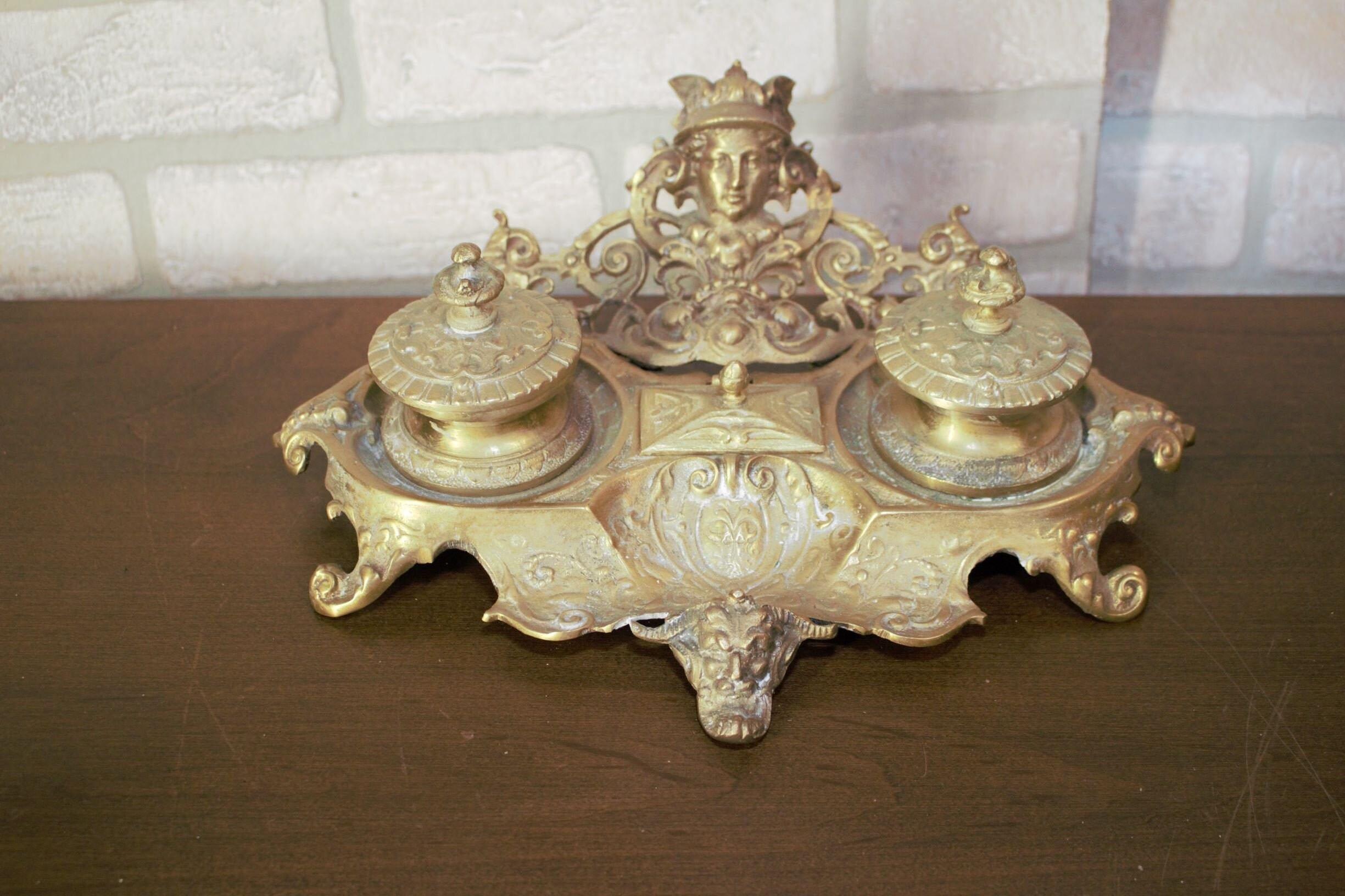 Antique French Figural Louis XV Style Figural Bronze Double Inkwell Inkstand wit In Good Condition For Sale In Chicago, IL