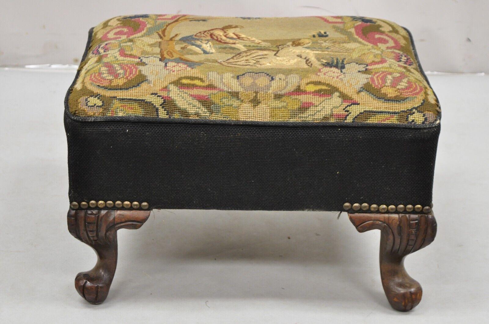 Ancien pouf ottoman français figuratif en forme de boîte à broderie à l'aiguille sur pieds en acajou en vente 2