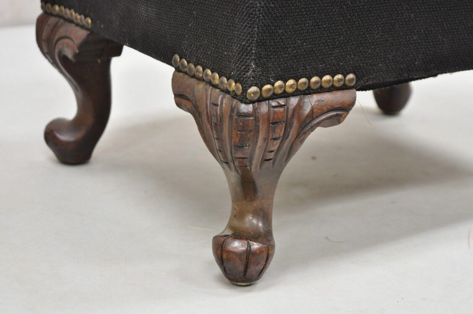 Provincial français Ancien pouf ottoman français figuratif en forme de boîte à broderie à l'aiguille sur pieds en acajou en vente