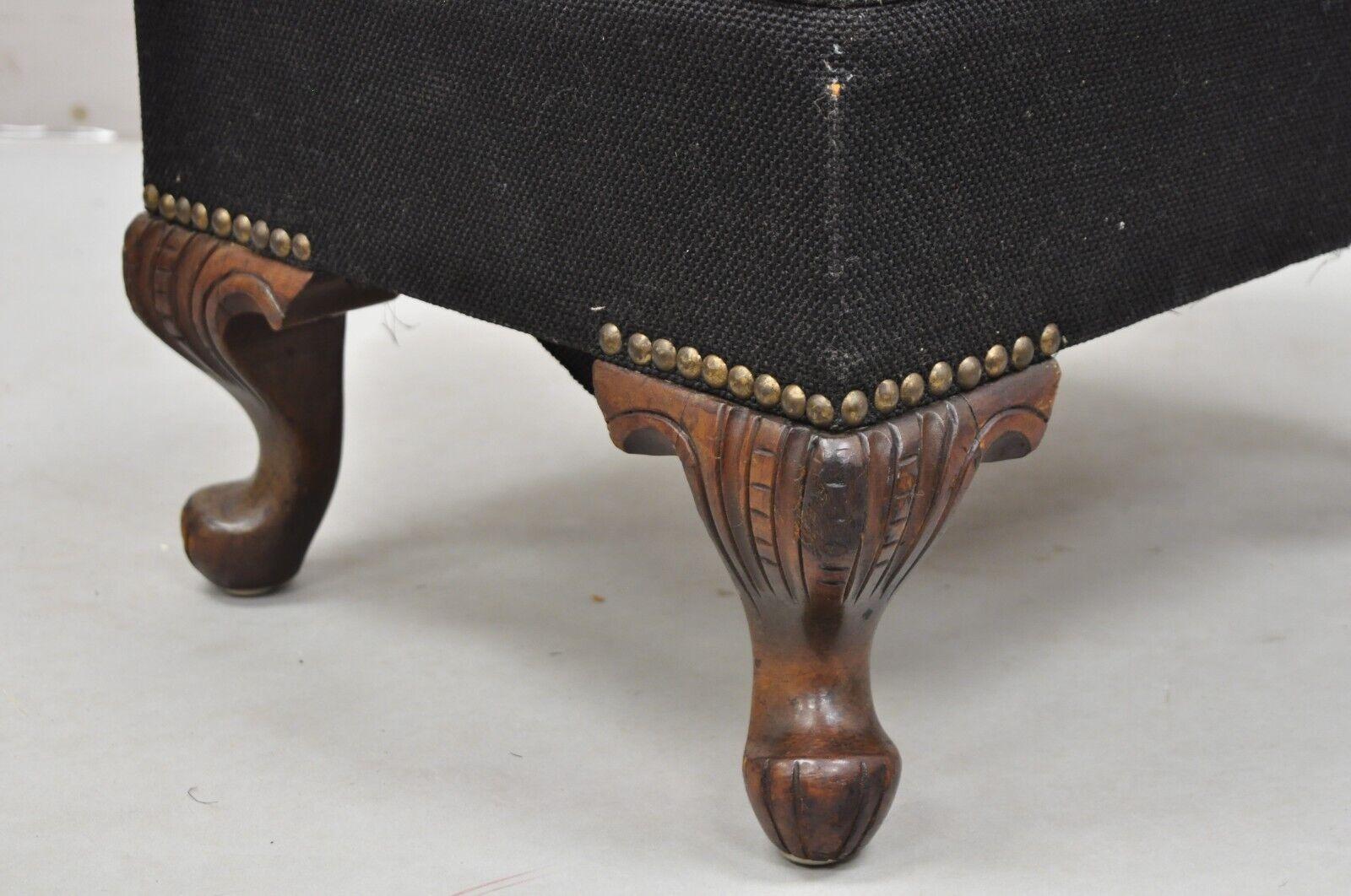 Acajou Ancien pouf ottoman français figuratif en forme de boîte à broderie à l'aiguille sur pieds en acajou en vente