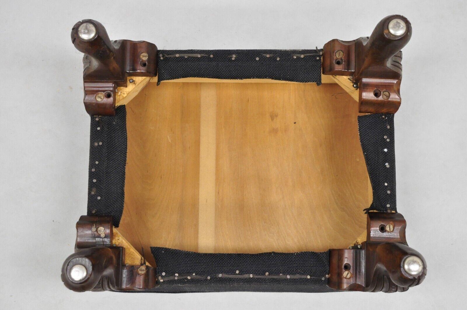Ancien pouf ottoman français figuratif en forme de boîte à broderie à l'aiguille sur pieds en acajou en vente 1