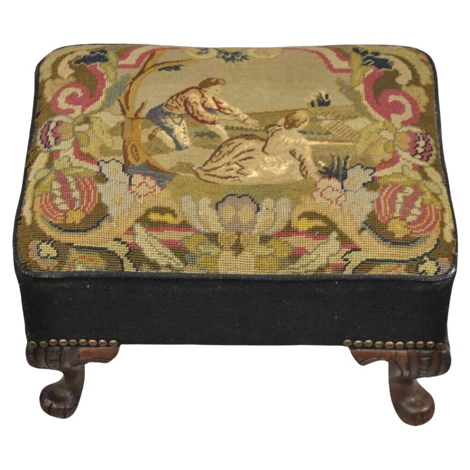 Ancien pouf ottoman français figuratif en forme de boîte à broderie à l'aiguille sur pieds en acajou en vente