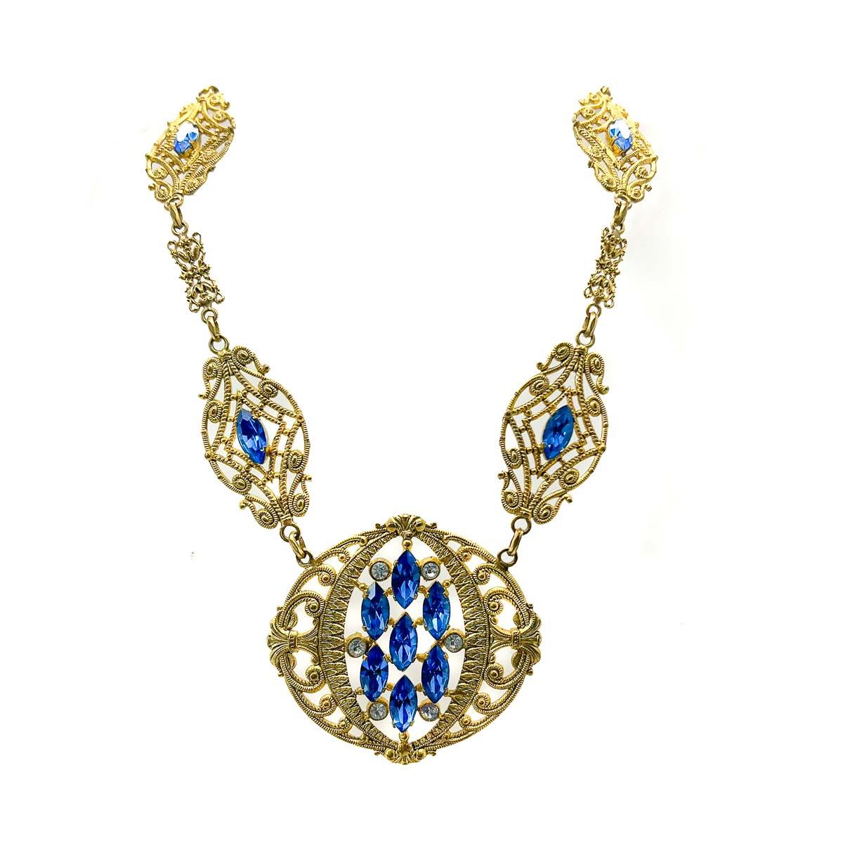 Un antico set di collare e bracciale in filigrana francese d'epoca. Elaborata lavorazione in filigrana con cristalli blu intenso tagliati a marquise e chaton bianchi a contrasto. La collana e il bracciale abbinato hanno un impatto drammatico e un