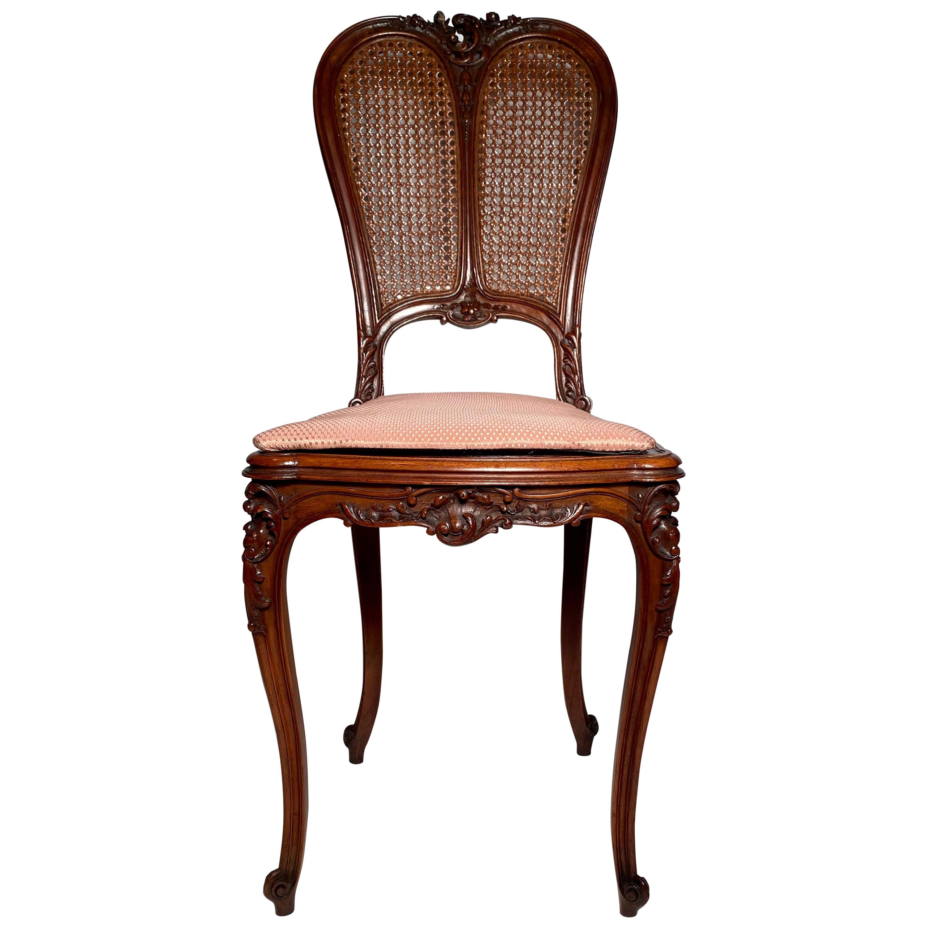 Fauteuil d'appoint français ancien en noyer fin, vers 1880