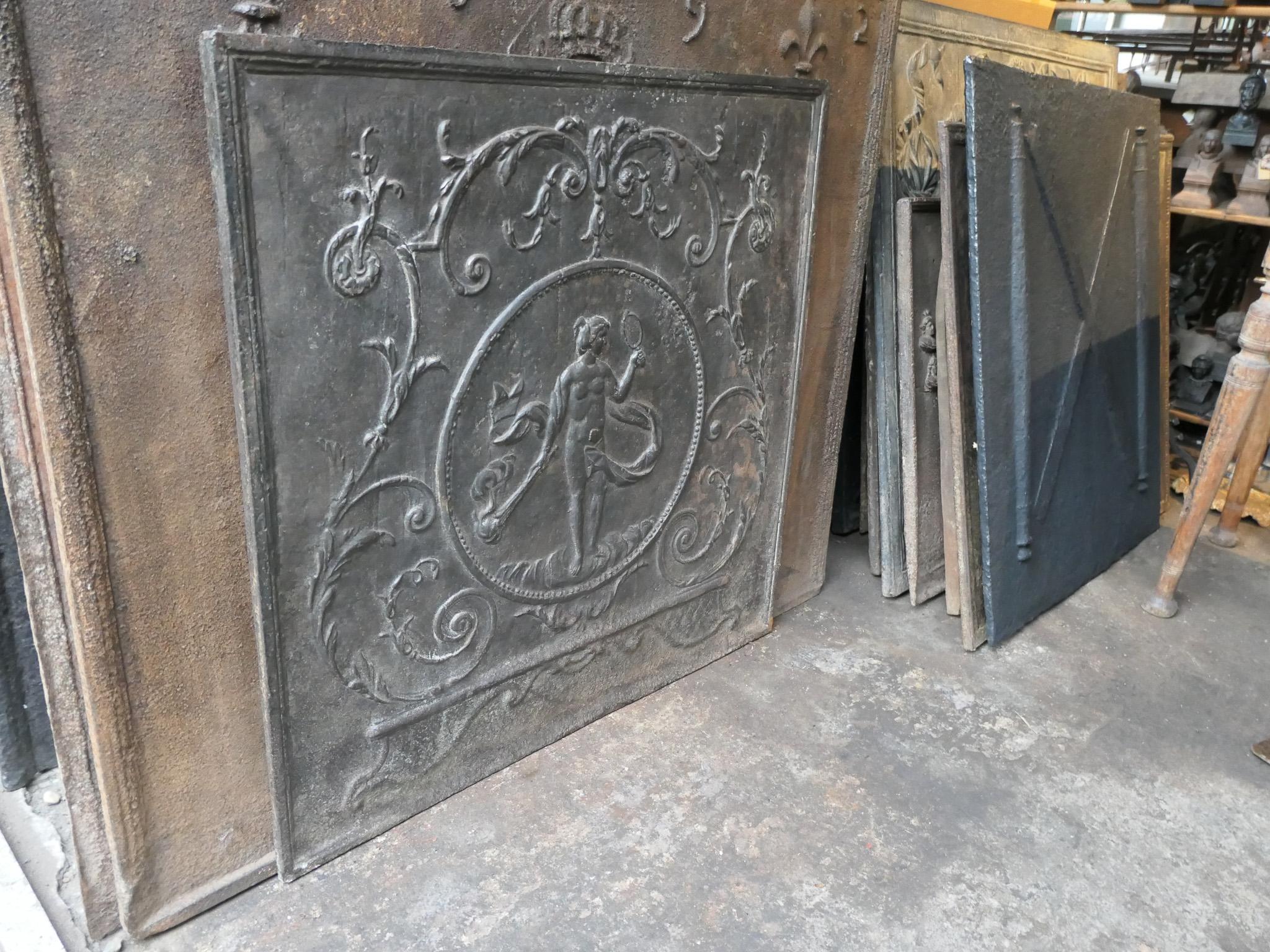 Antique French Fireback / Backsplash con la dea Venere, 18° secolo in vendita 3