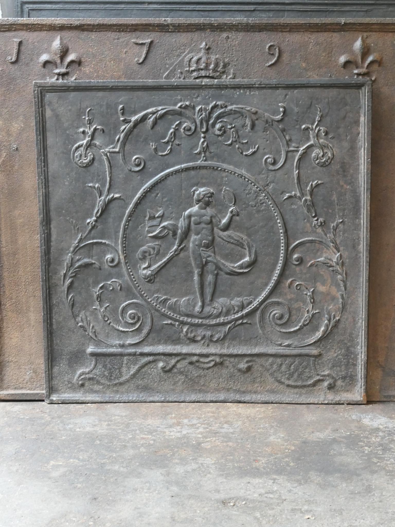 Französischer Louis-XV-Kamin aus dem 18. Jahrhundert, der Venus mit ihrem Spiegel und der Fackel der Hestia zeigt.

Göttin der Liebe, Schönheit und Fruchtbarkeit. Die Fackel ist das Symbol der Hestia, der Göttin des Feuers und insbesondere des