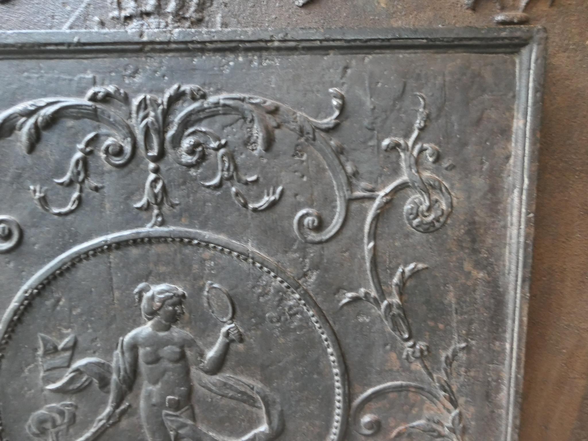 Ferro Antique French Fireback / Backsplash con la dea Venere, 18° secolo in vendita