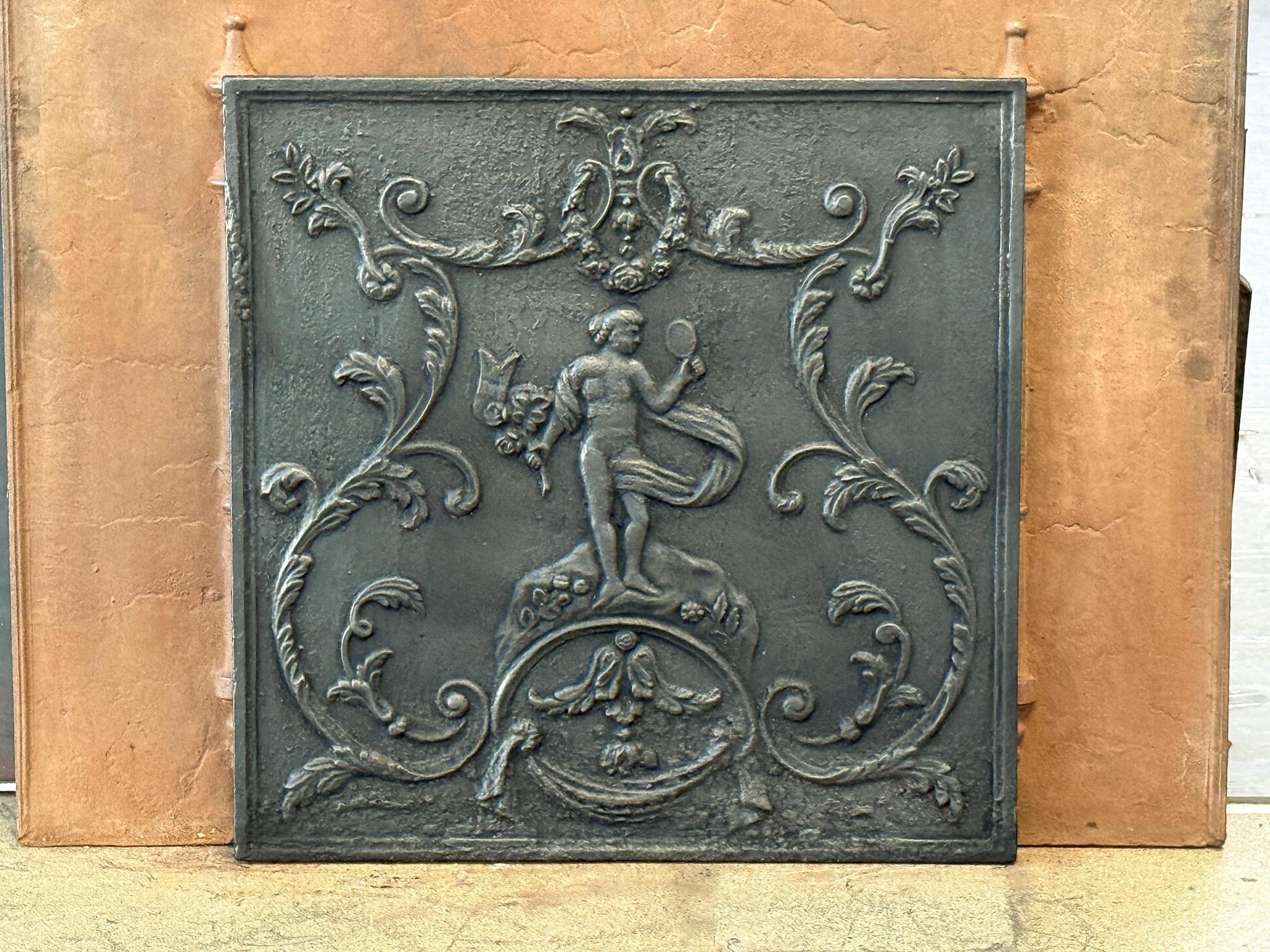 Caminetto francese del XVIII secolo, periodo Luigi XV, raffigurante Venere con il suo specchio e la torcia di Estia.

Dea dell'amore, della bellezza e della fertilità. La torcia è il simbolo di Hestia, dea del fuoco e più in particolare del focolare