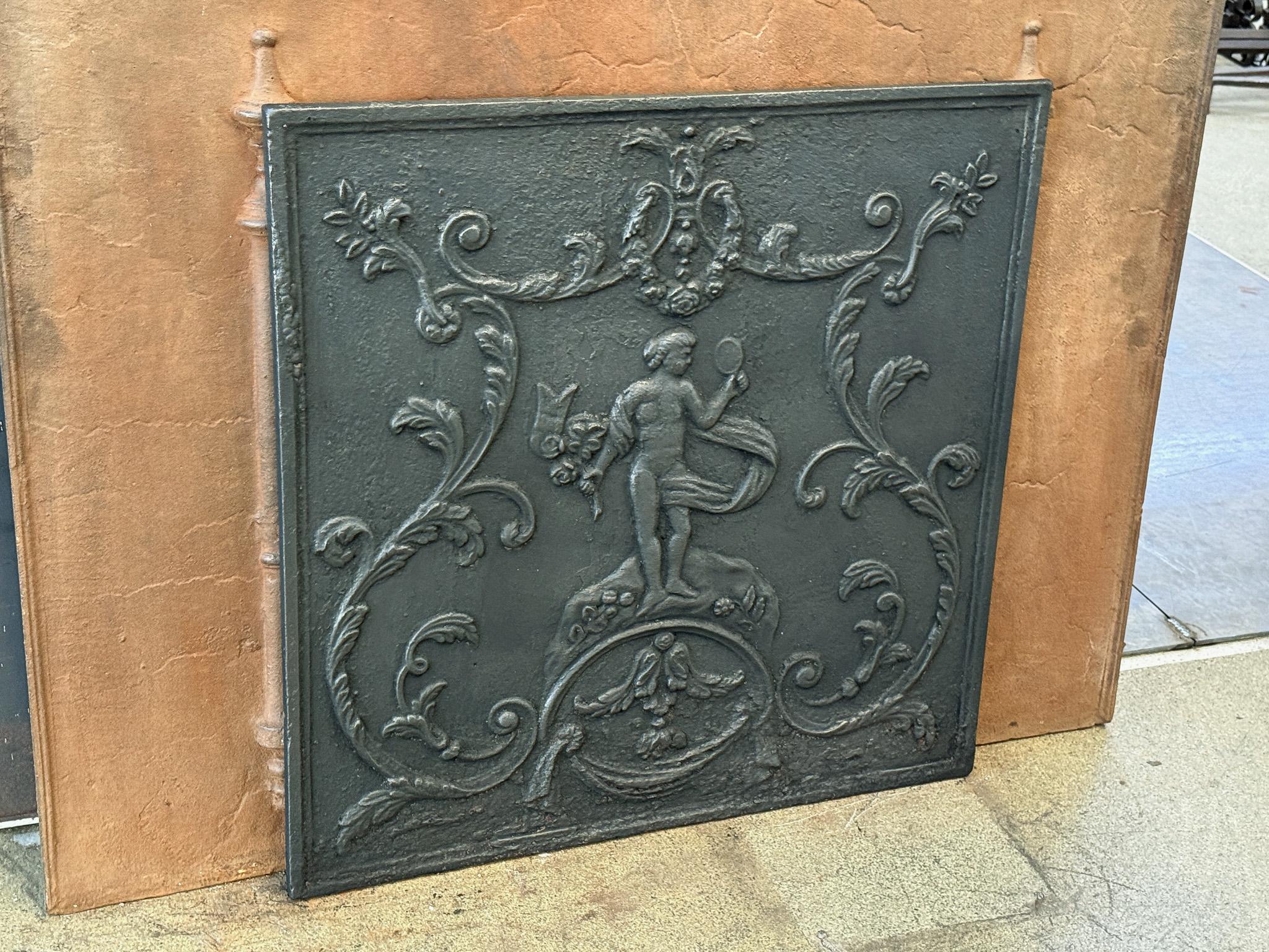 Calco Antique French Fireback / Backsplash con la Dea Venere, periodo Luigi XV in vendita
