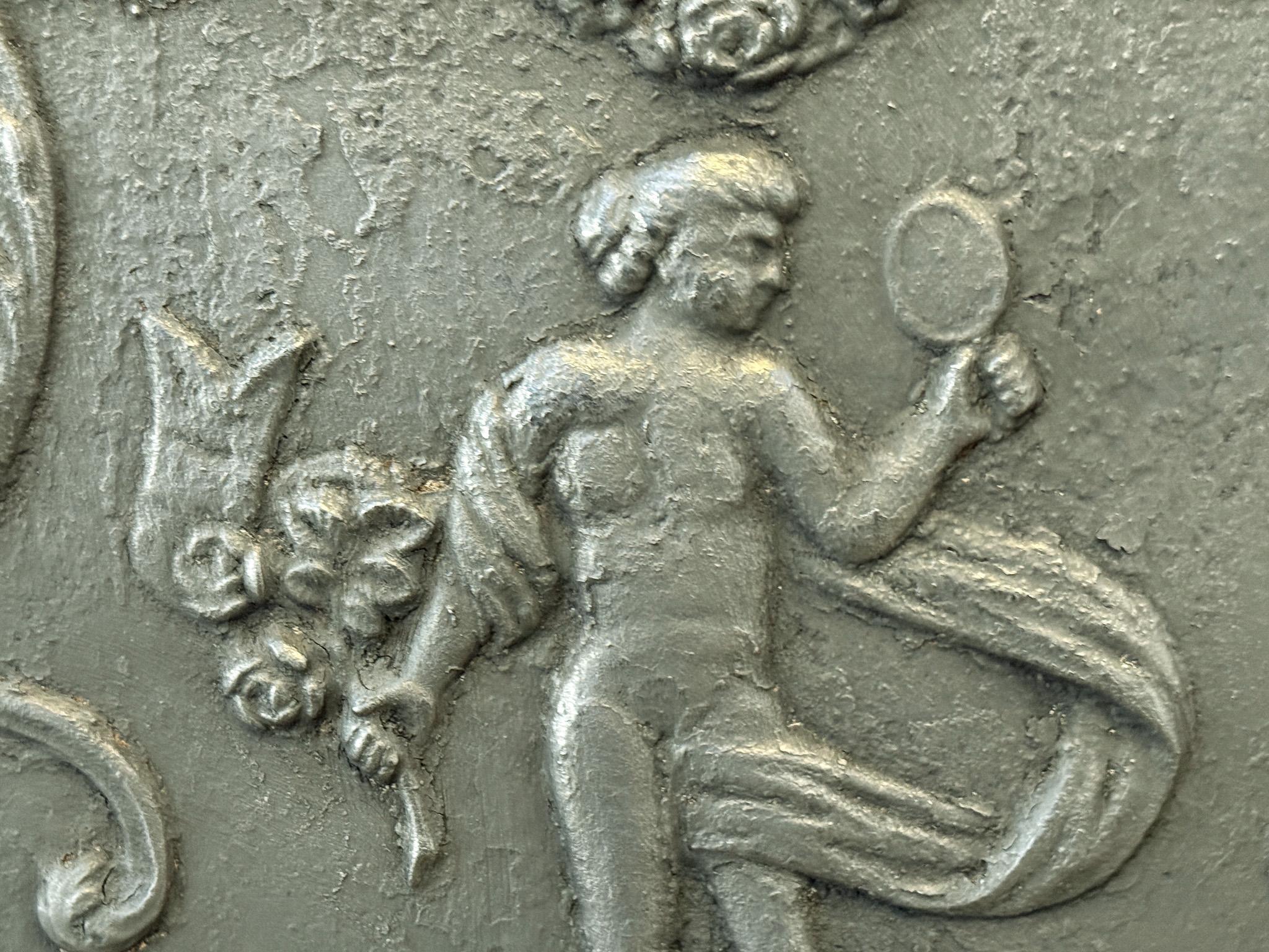 Ferro Antique French Fireback / Backsplash con la Dea Venere, periodo Luigi XV in vendita